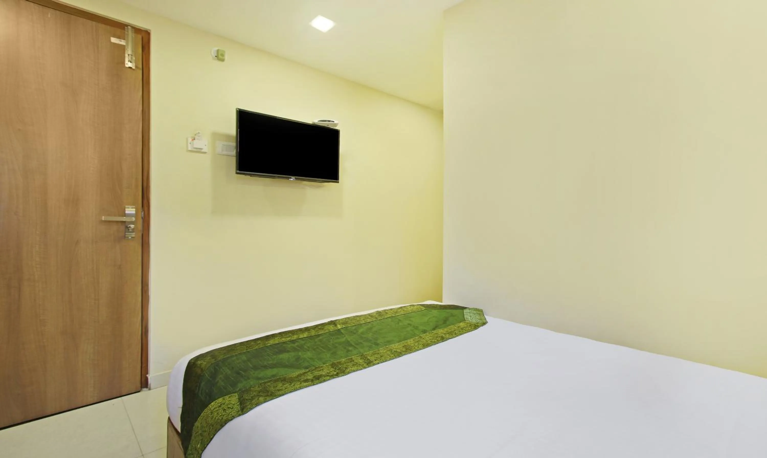 Bedroom, Bed in Itsy Hotels Jansi Residency