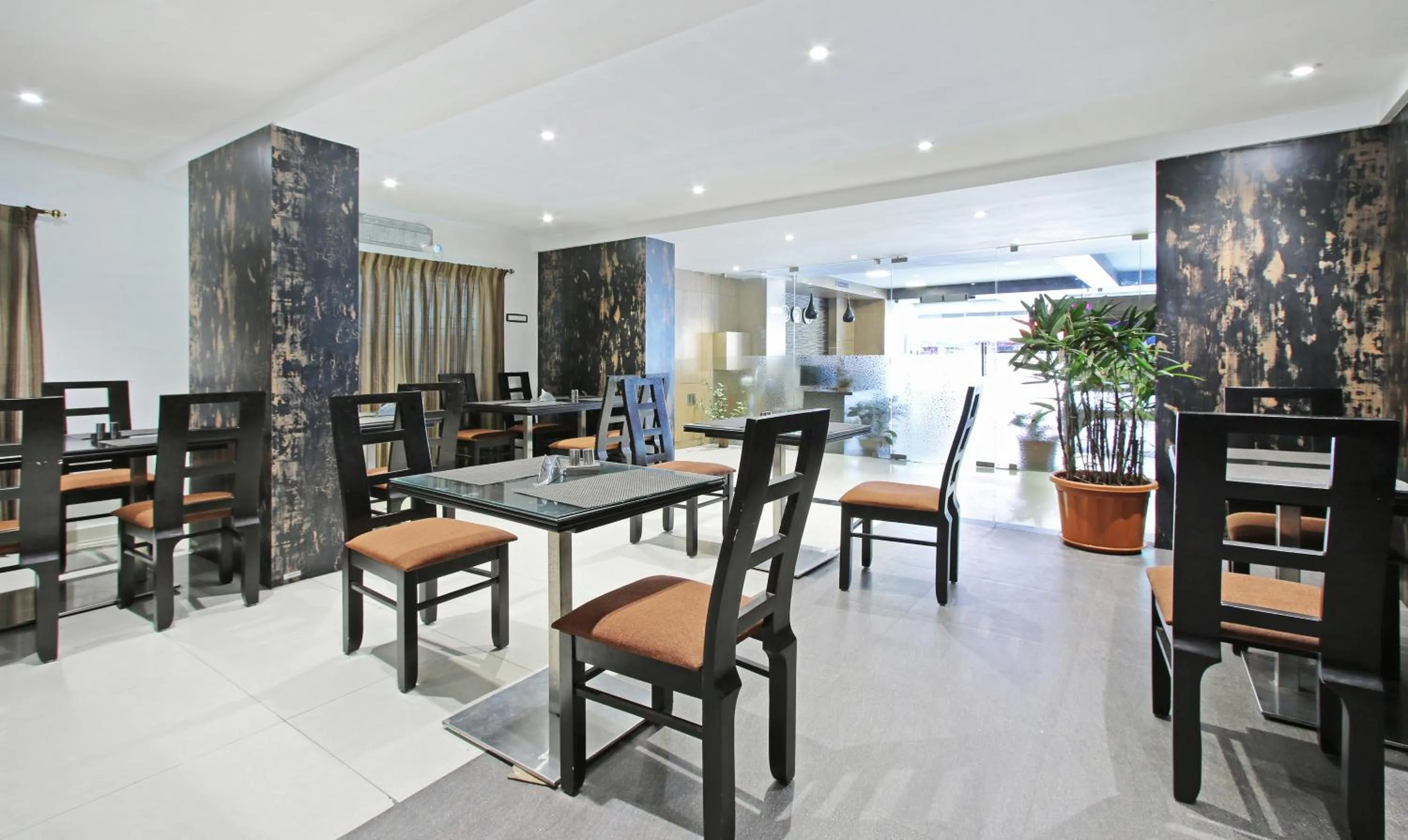 Restaurant/places to eat in Itsy Hotels Jansi Residency