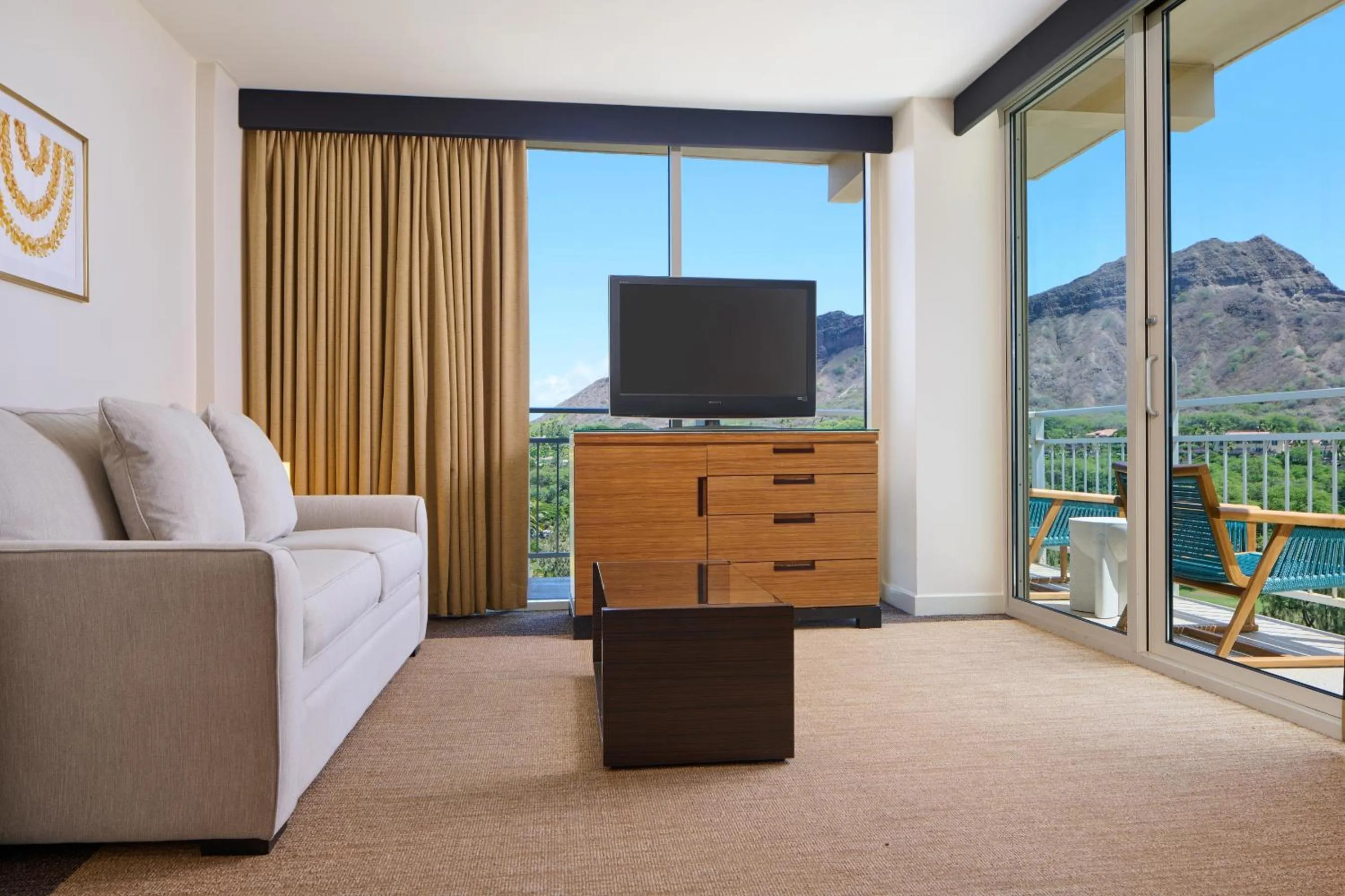 TV and multimedia in Kaimana Beach Hotel