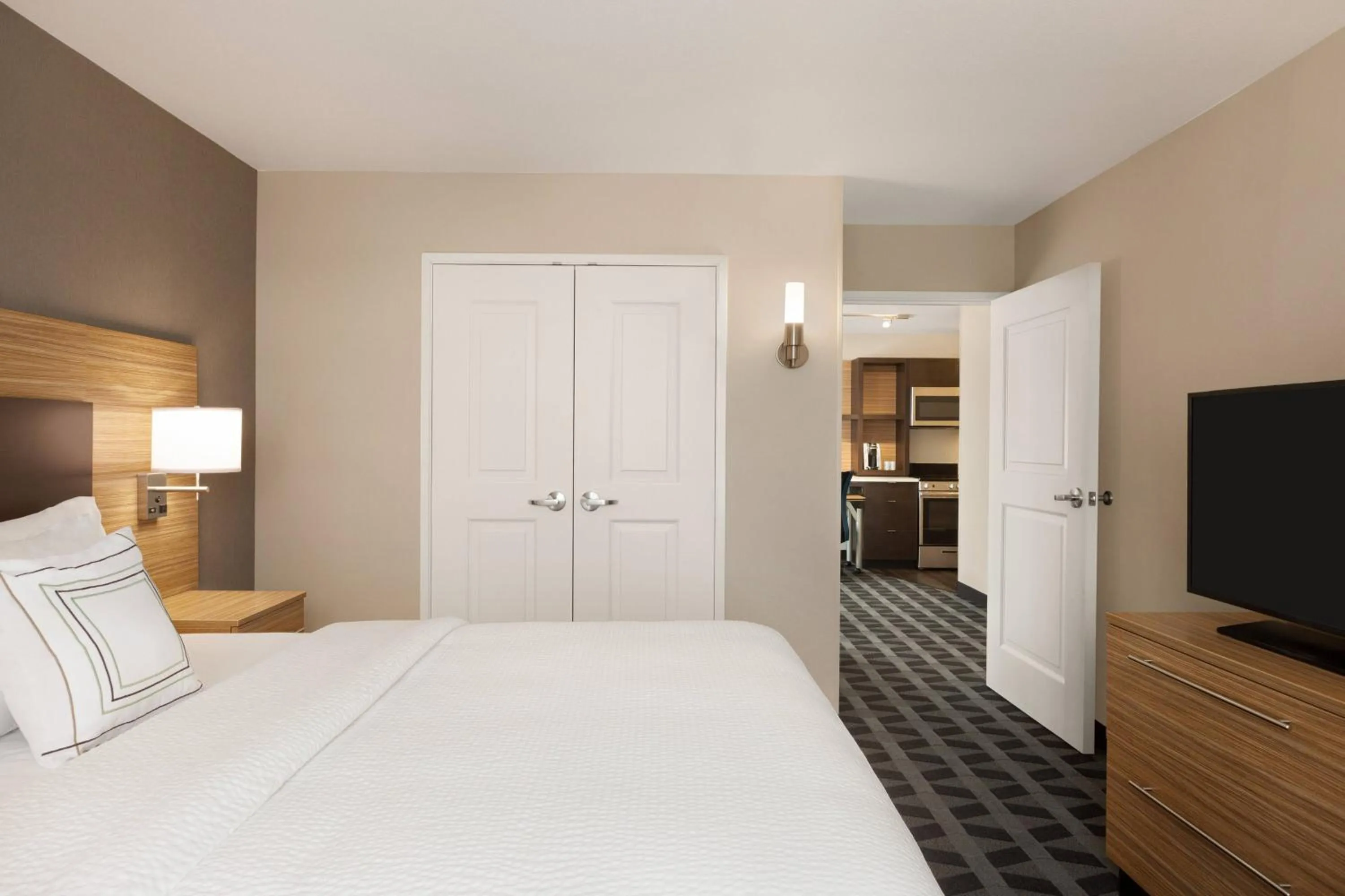 Bedroom, Bed in TownePlace Suites Cedar Rapids Marion
