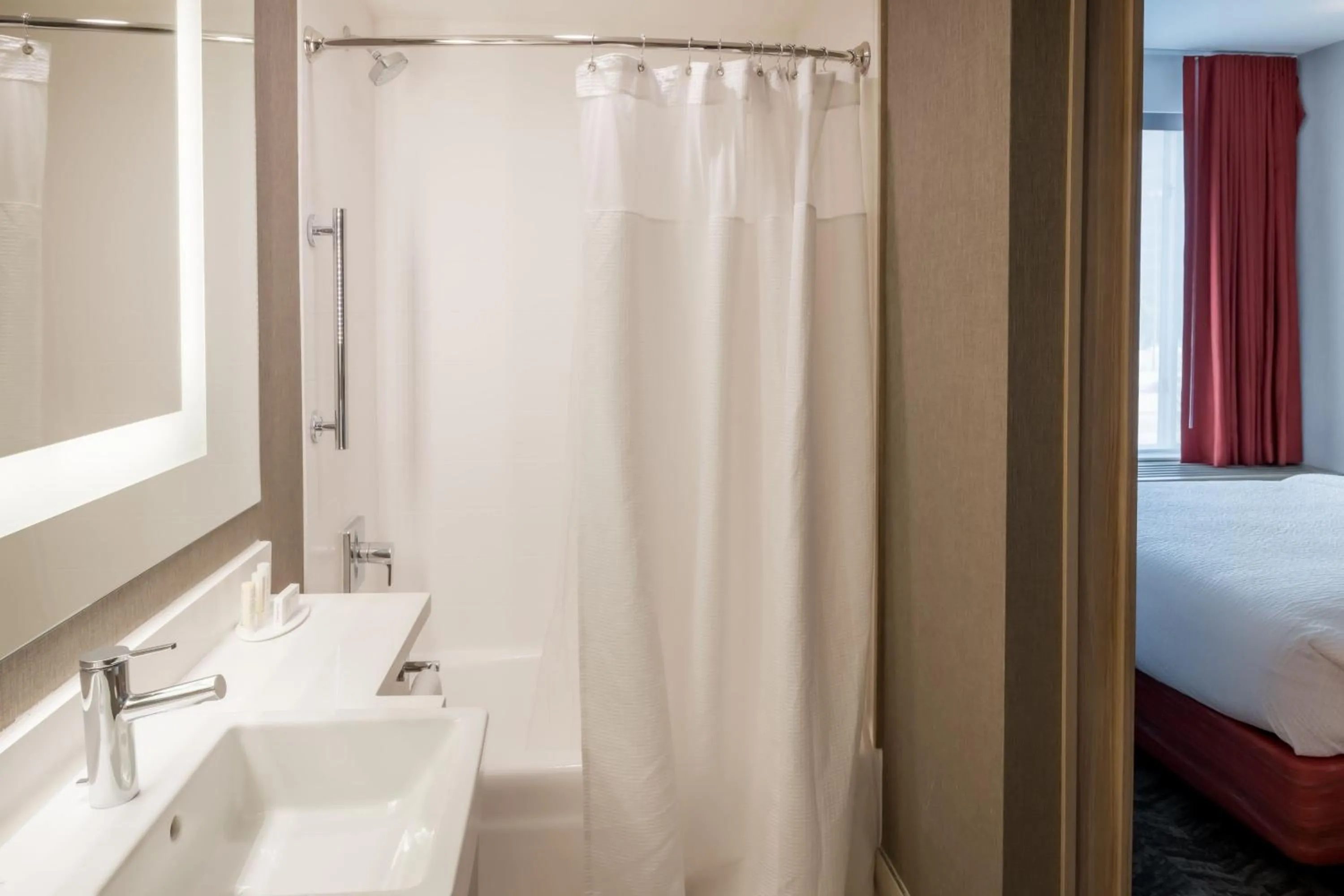 Bathroom, Bed in SpringHill Suites Dallas Central Expressway