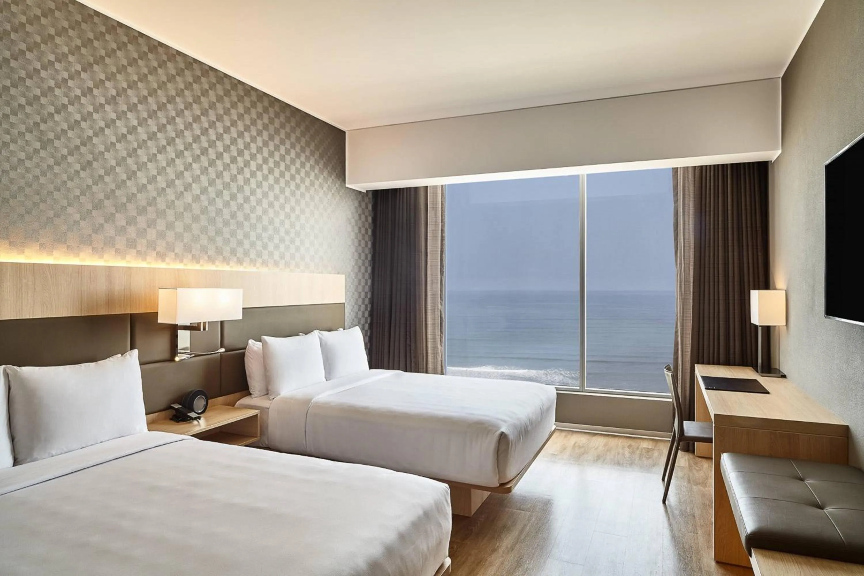 Ocean Deluxe, Deluxe Guest Room, 2 Double, Oceanfront in AC Hotel by Marriott Lima Miraflores