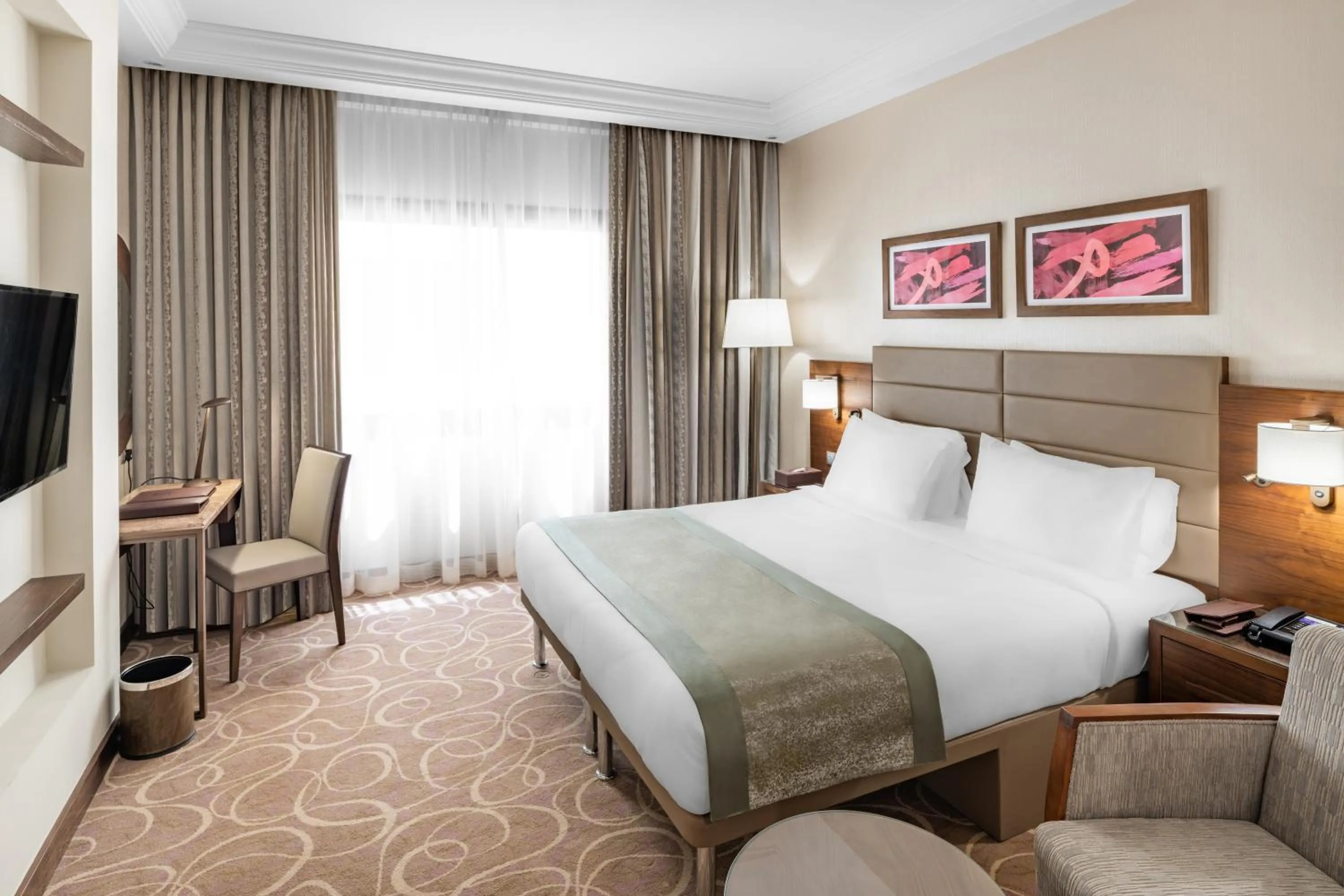 Photo of the whole room, Bed in Millennium Makkah Al Naseem