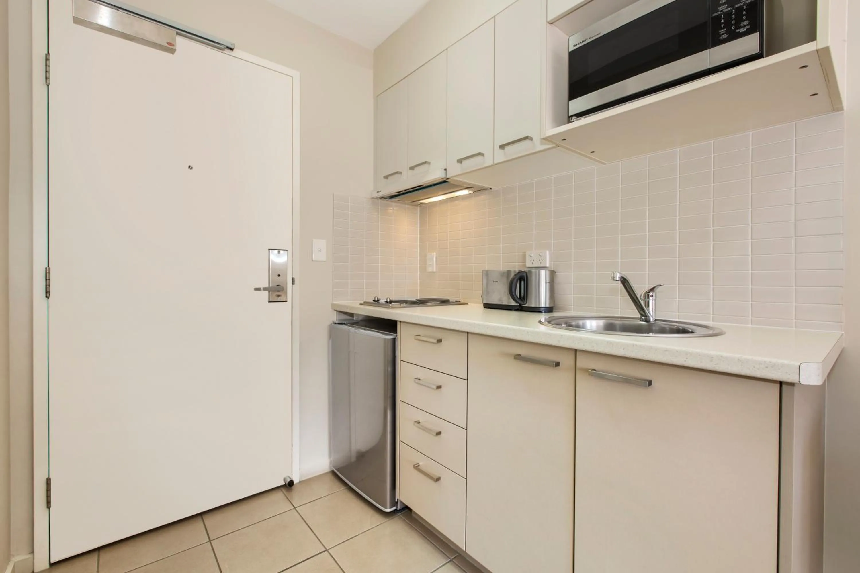 Kitchen or kitchenette in Gladstone Downtown Central Apartment Hotel Official