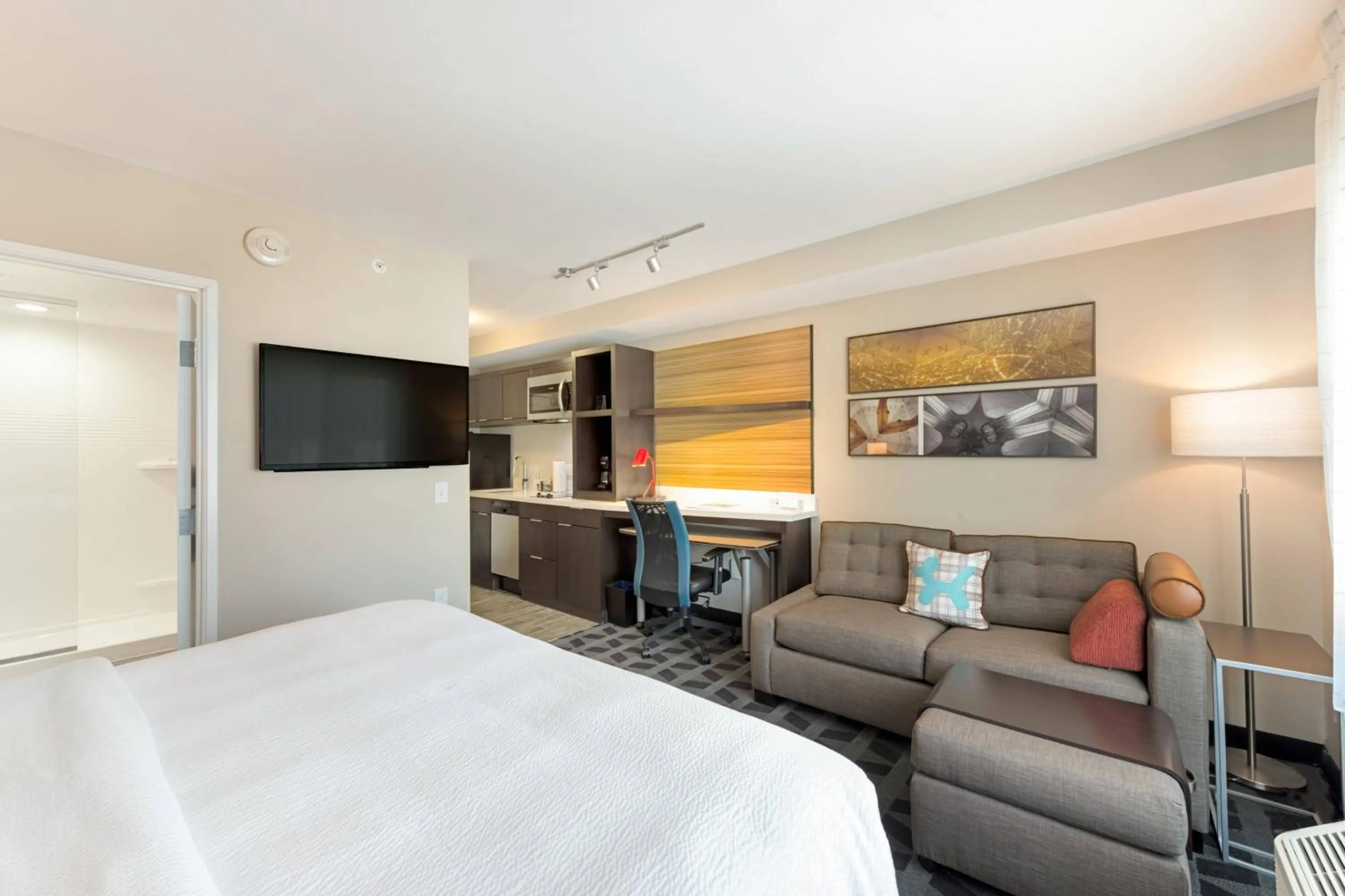 Photo of the whole room, Bed in TownePlace Suites by Marriott Greensboro Coliseum Area