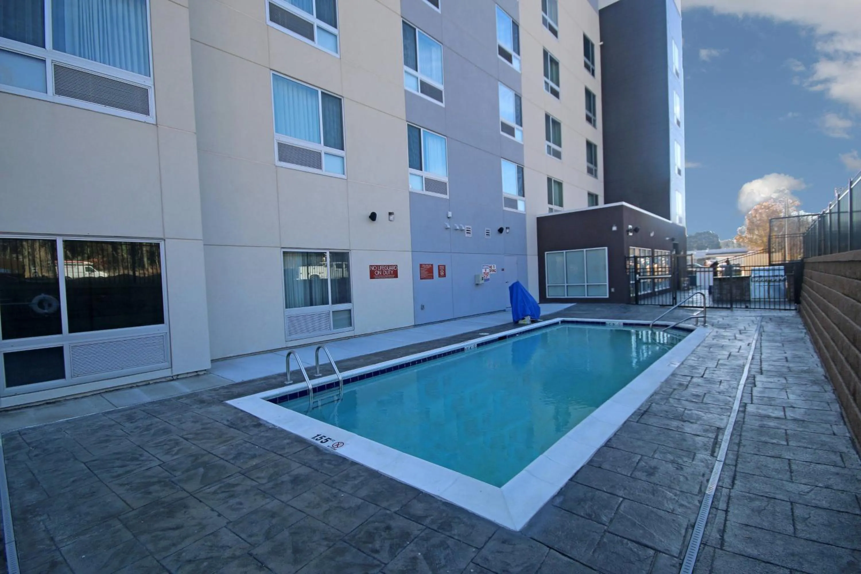 Swimming pool in TownePlace Suites by Marriott Greensboro Coliseum Area