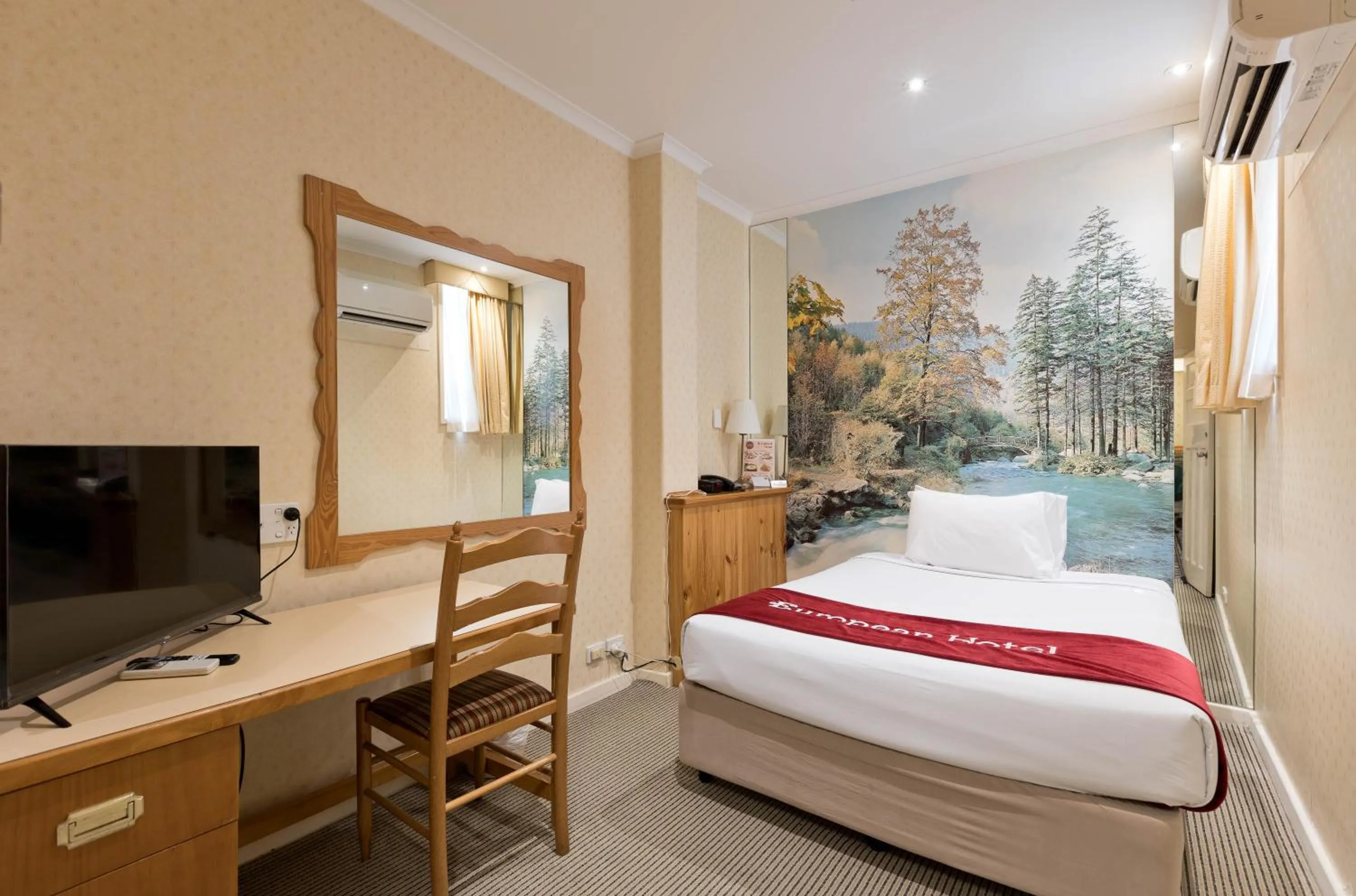 Bedroom, Bed in European Hotel