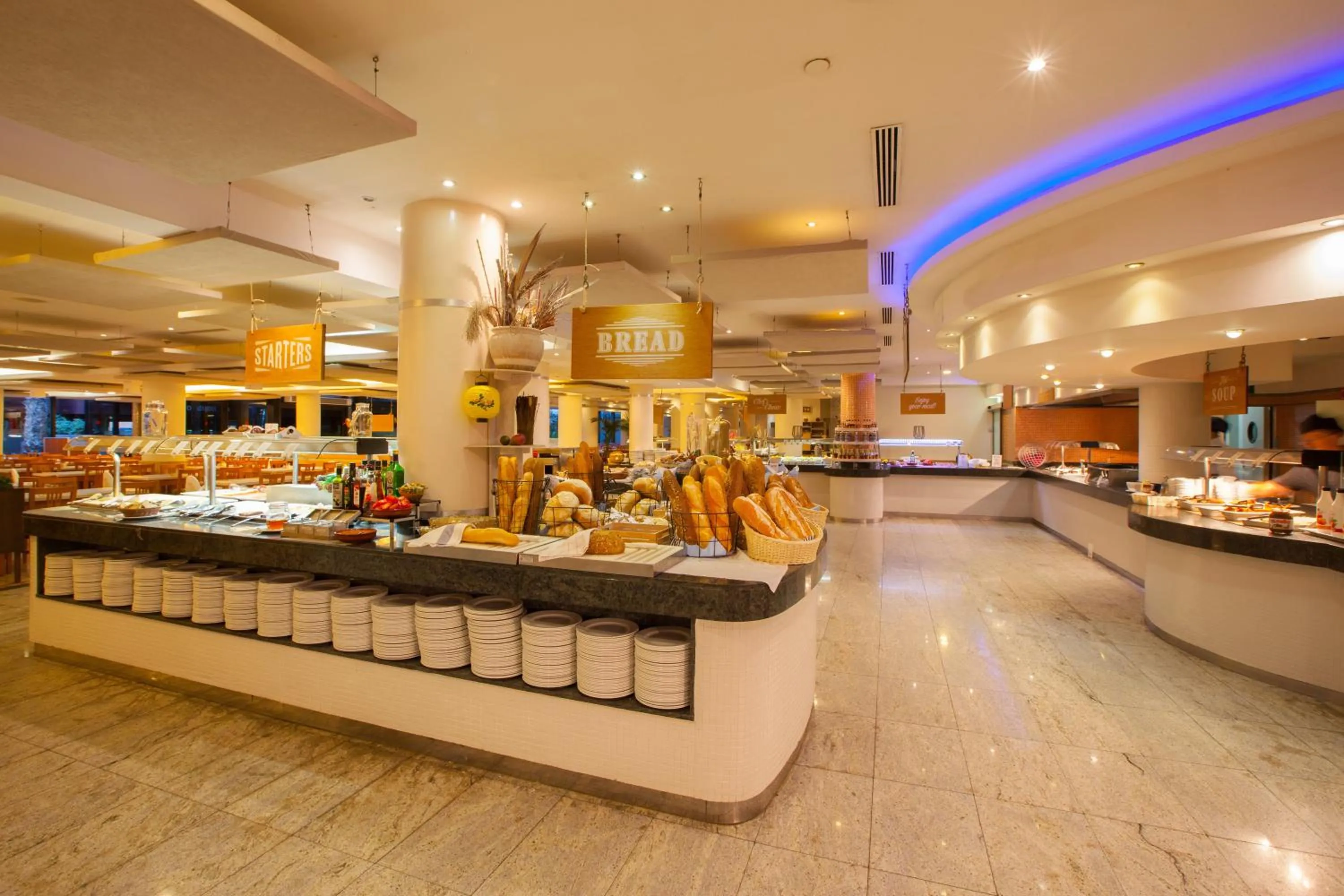 Restaurant/places to eat in Grupotel Orquidea