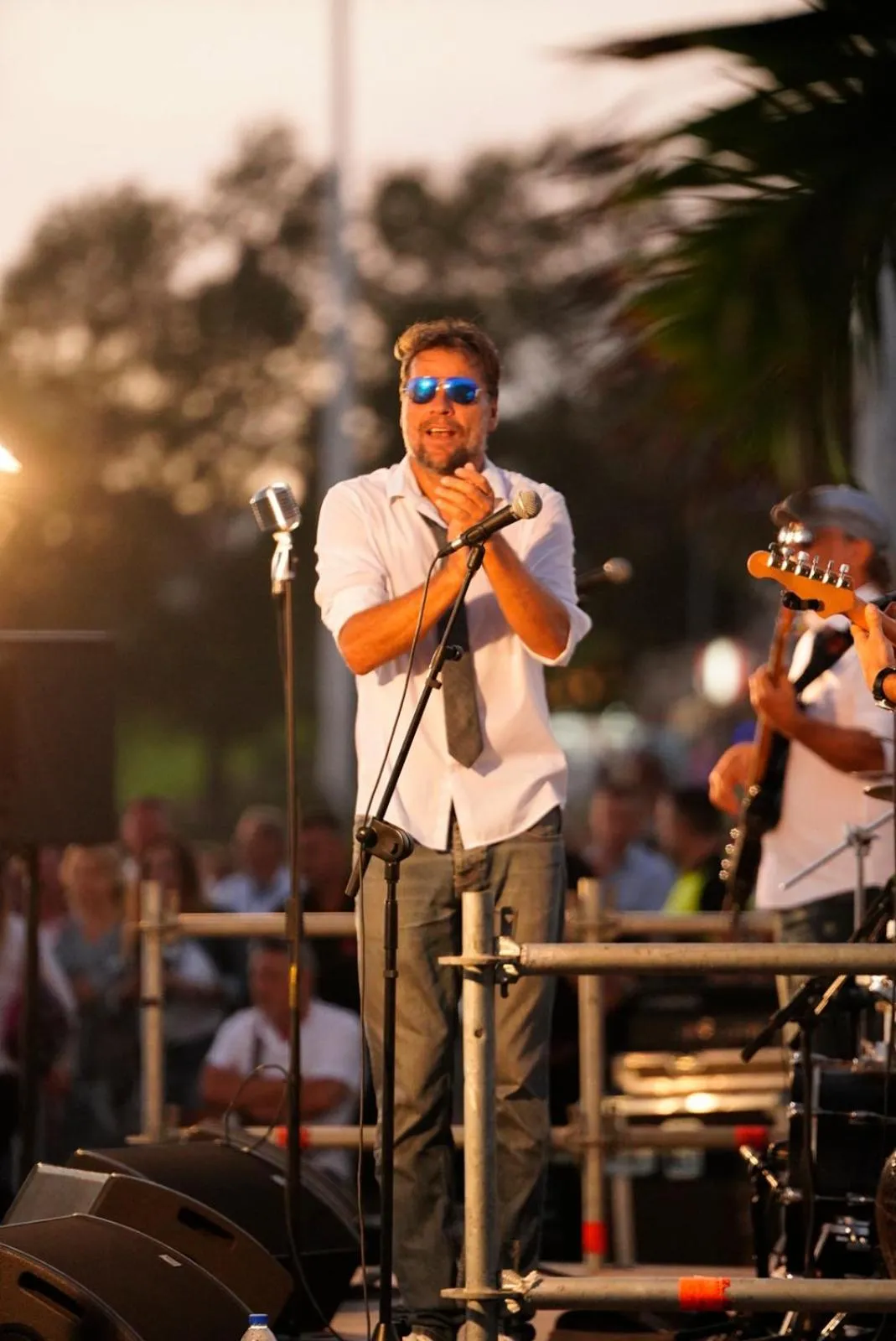 People in Comodoro Estudio Vista Mar Explotaciones Ravel