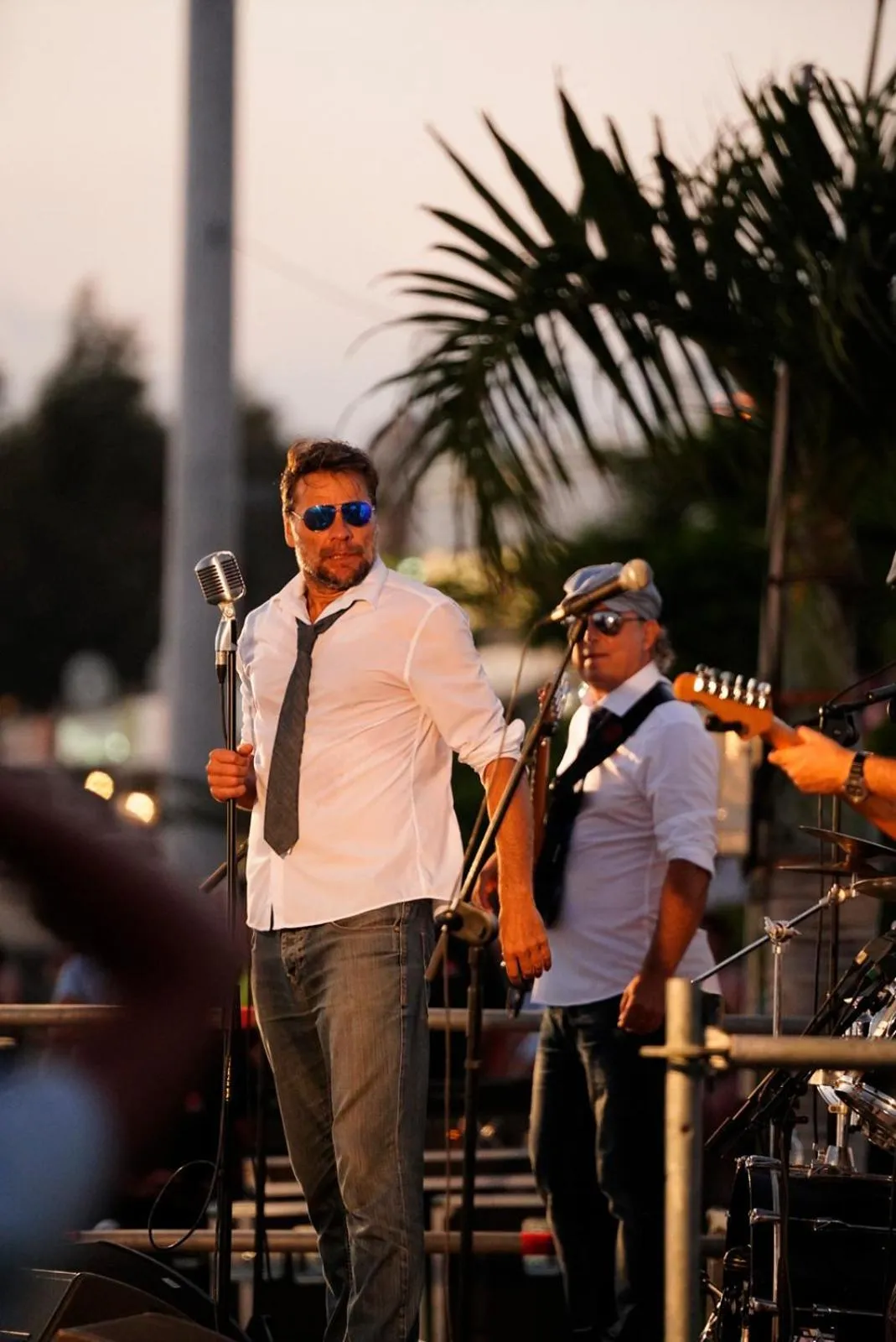 People in Comodoro Estudio Vista Mar Explotaciones Ravel