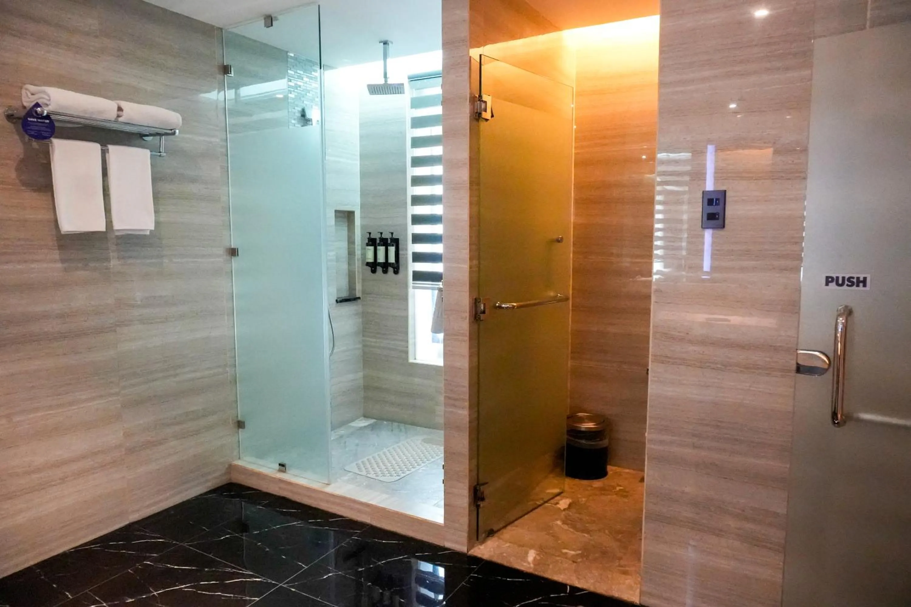 Bathroom in Best Western Plus Metro Clark