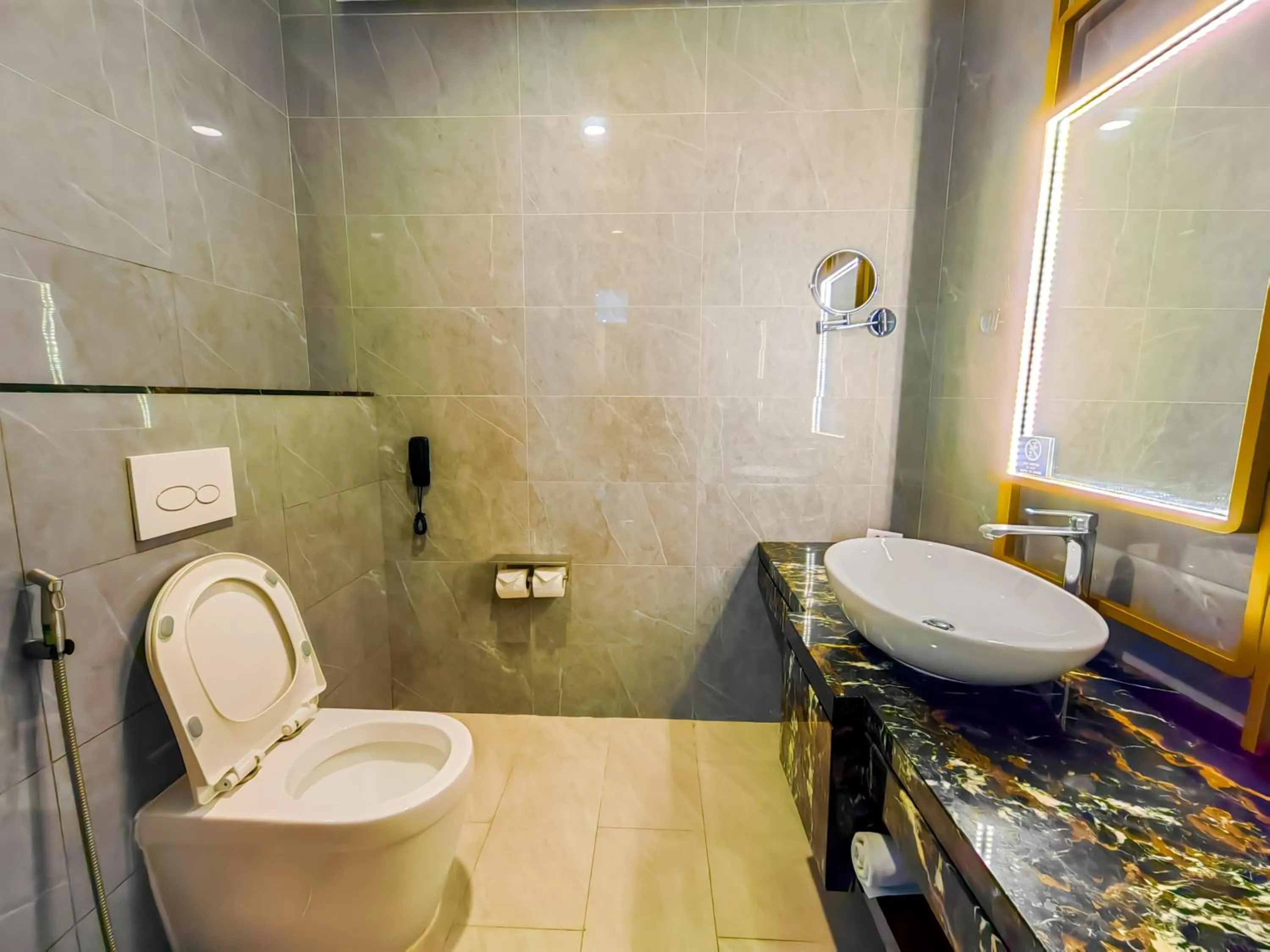 Bathroom in Best Western Plus Metro Clark