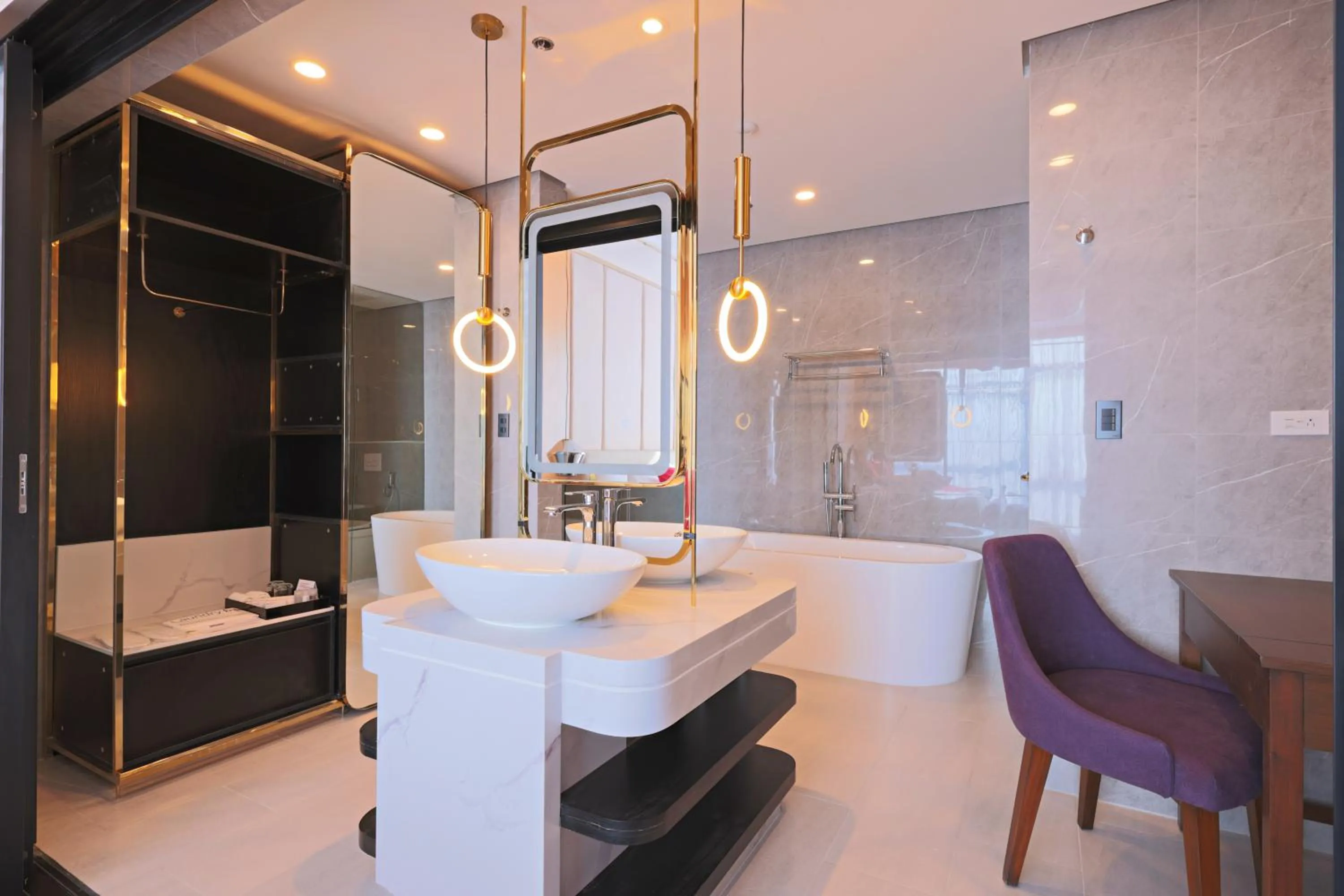 Shower in Best Western Plus Metro Clark