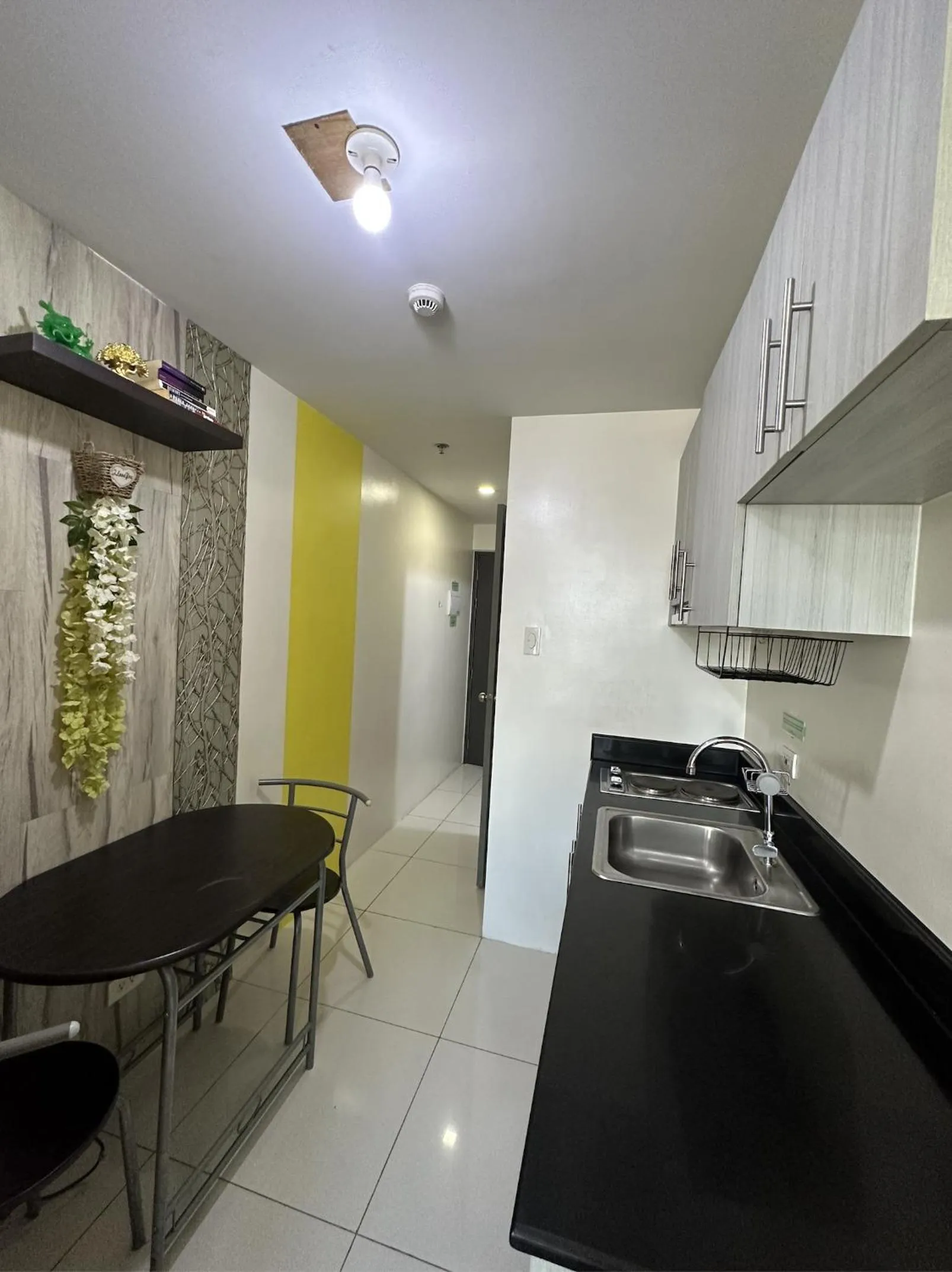 Dining area in Green Residences Stays by PBYY