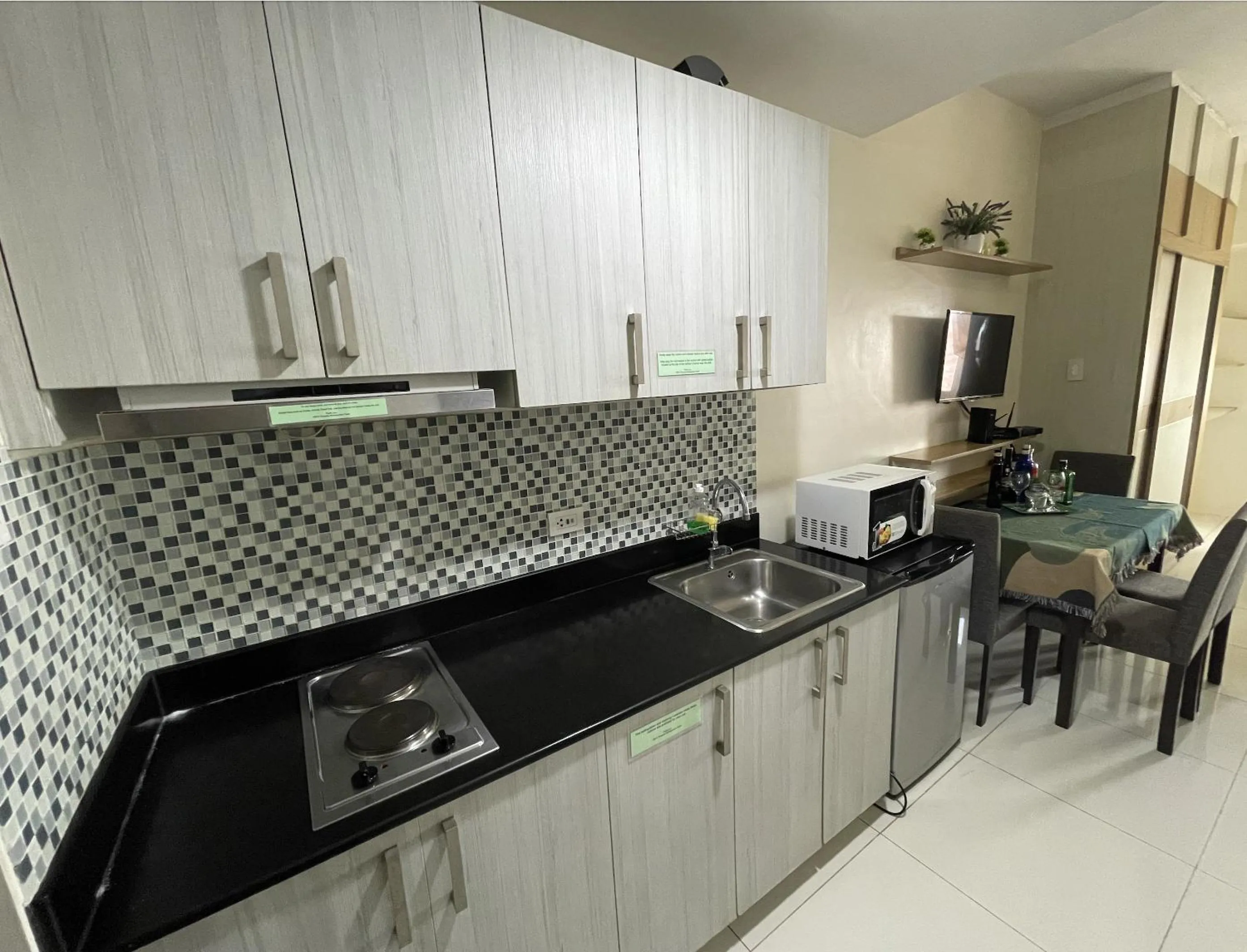 Kitchen or kitchenette in Green Residences Stays by PBYY