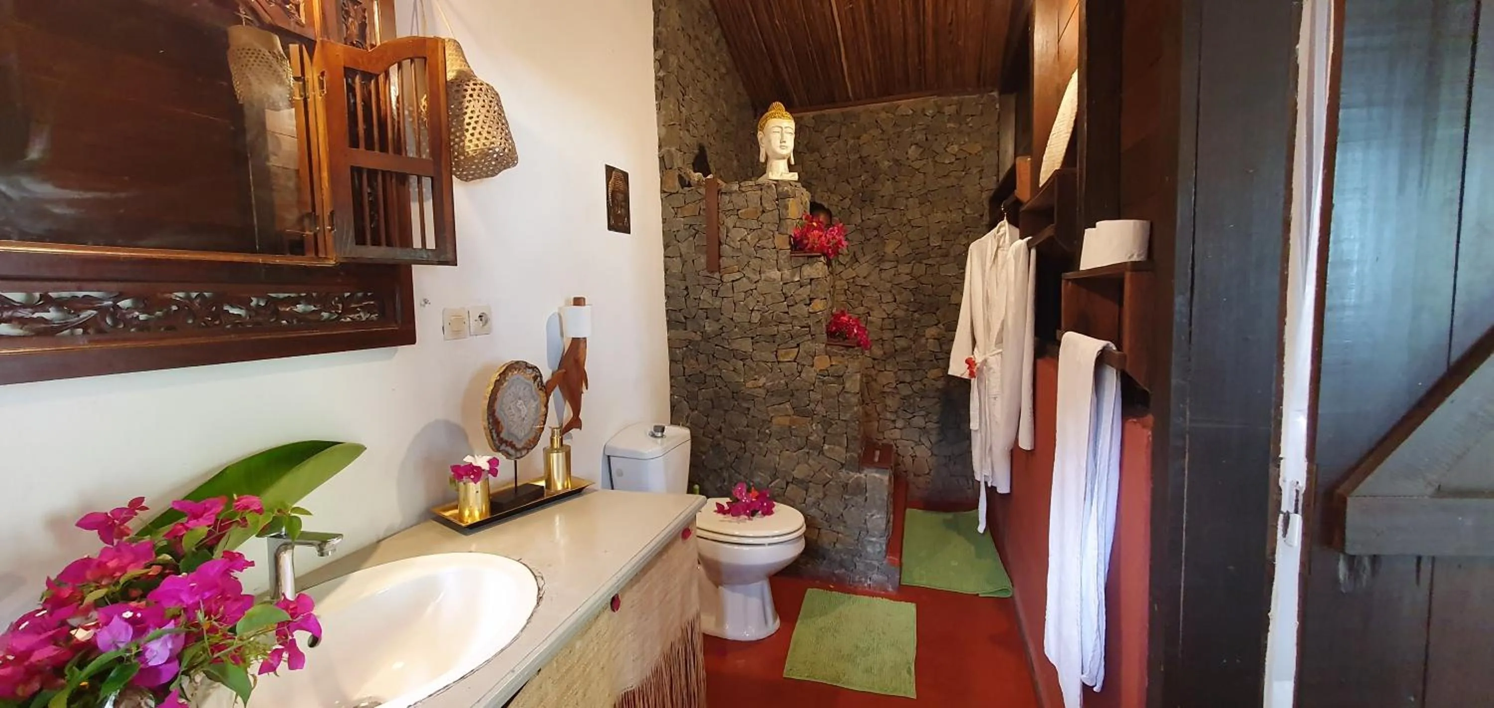 Bathroom in Hotel ECOLODGE LE RAVORAHA