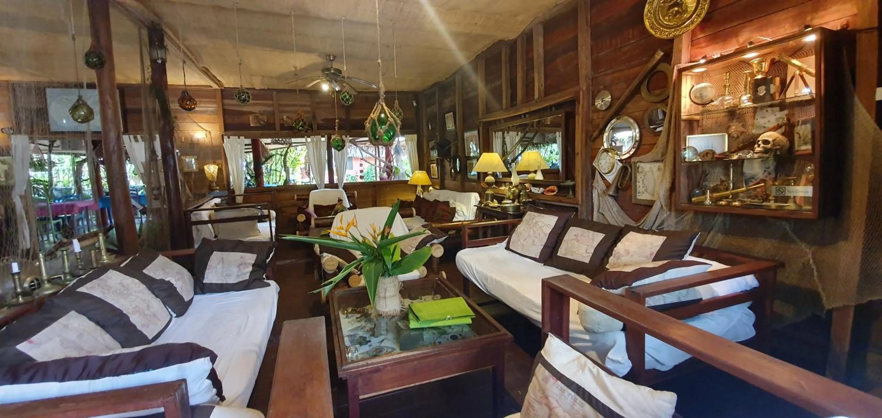 Lounge or bar in Hotel ECOLODGE LE RAVORAHA