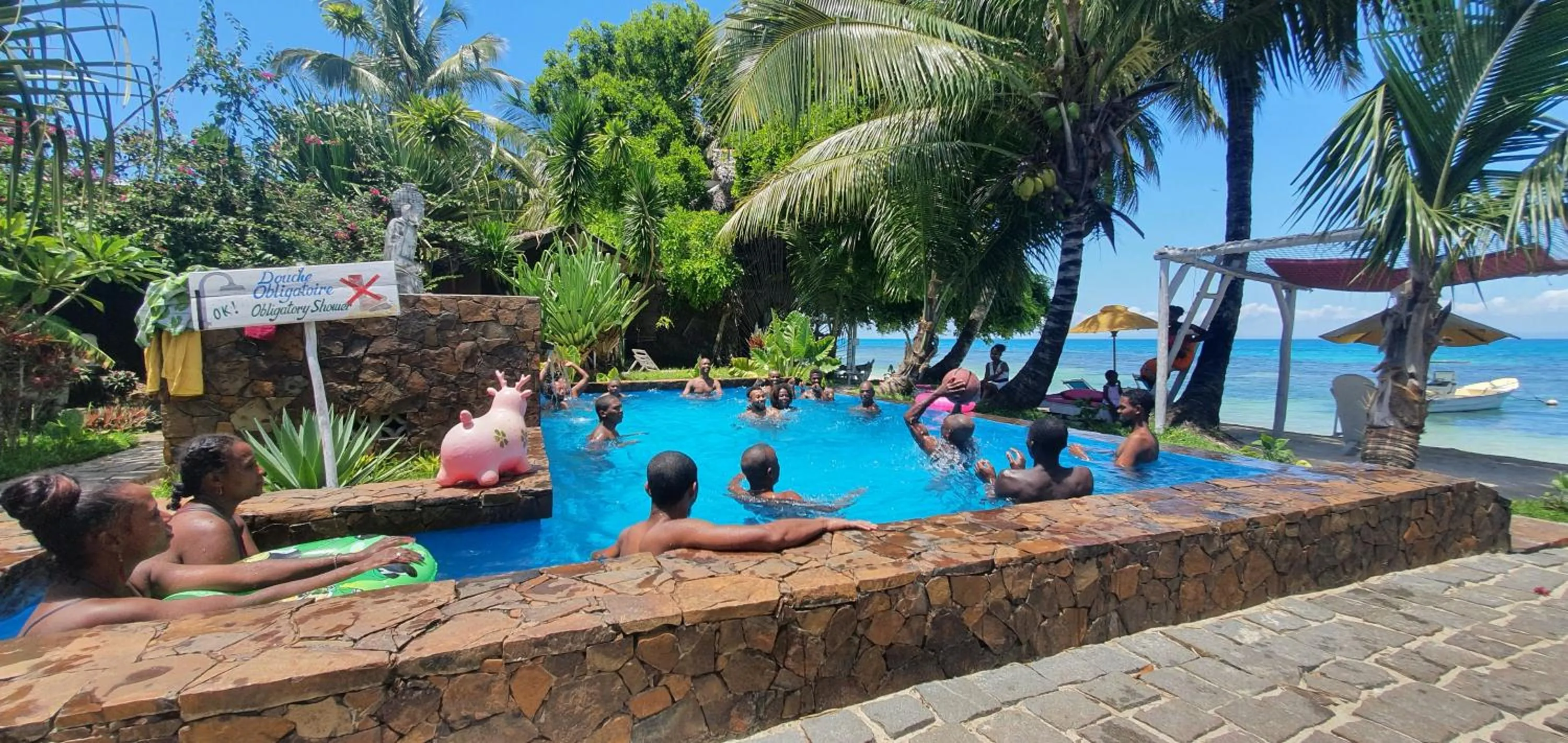 People in Hotel ECOLODGE LE RAVORAHA