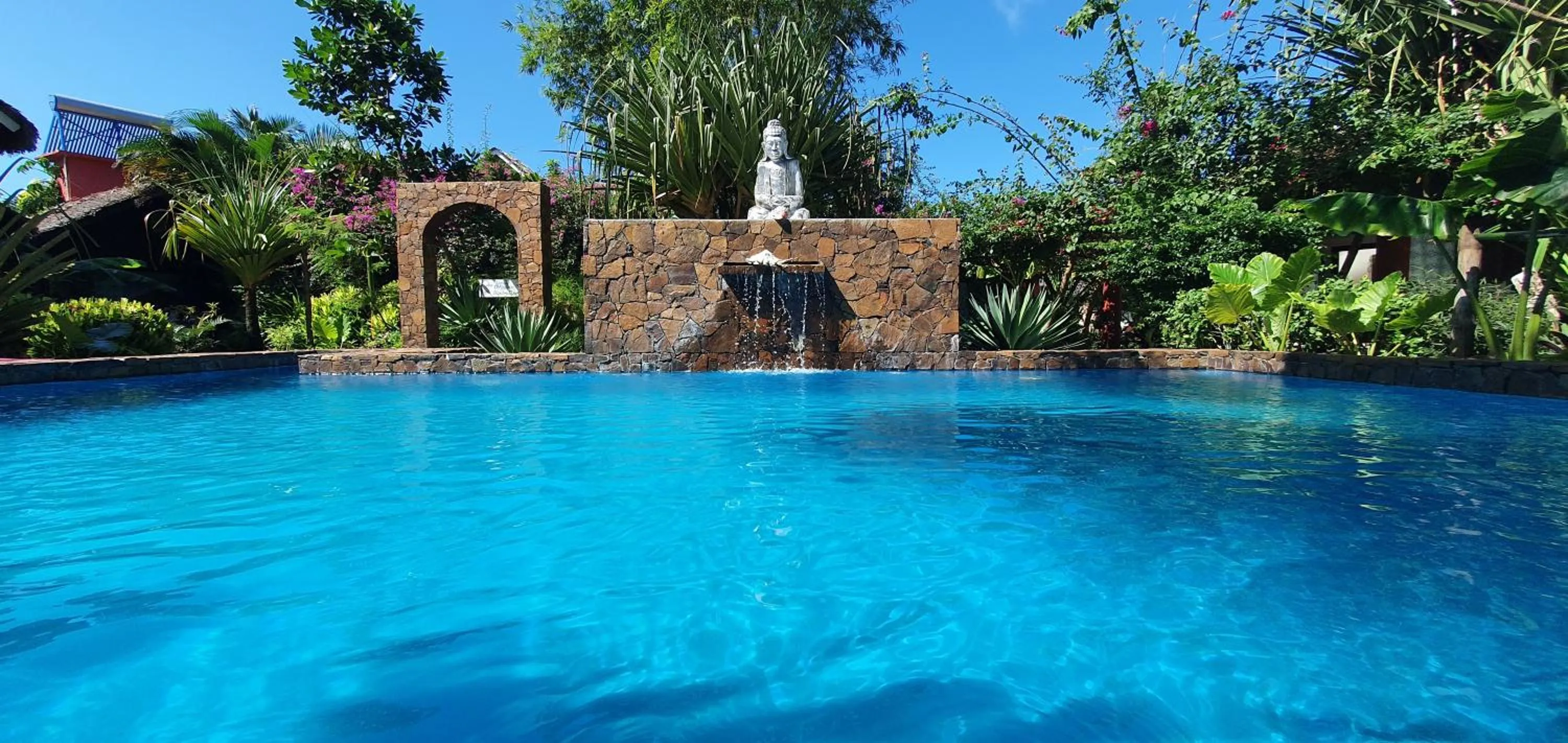 Swimming pool in Hotel ECOLODGE LE RAVORAHA