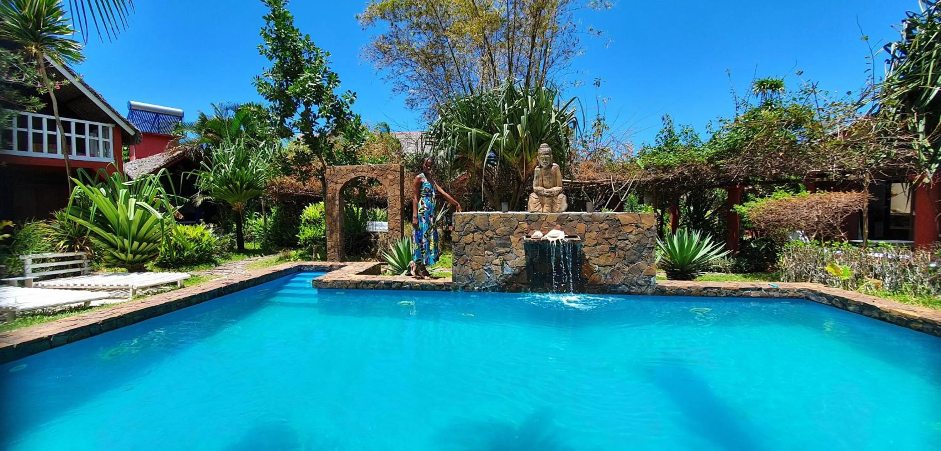 Swimming pool in Hotel ECOLODGE LE RAVORAHA