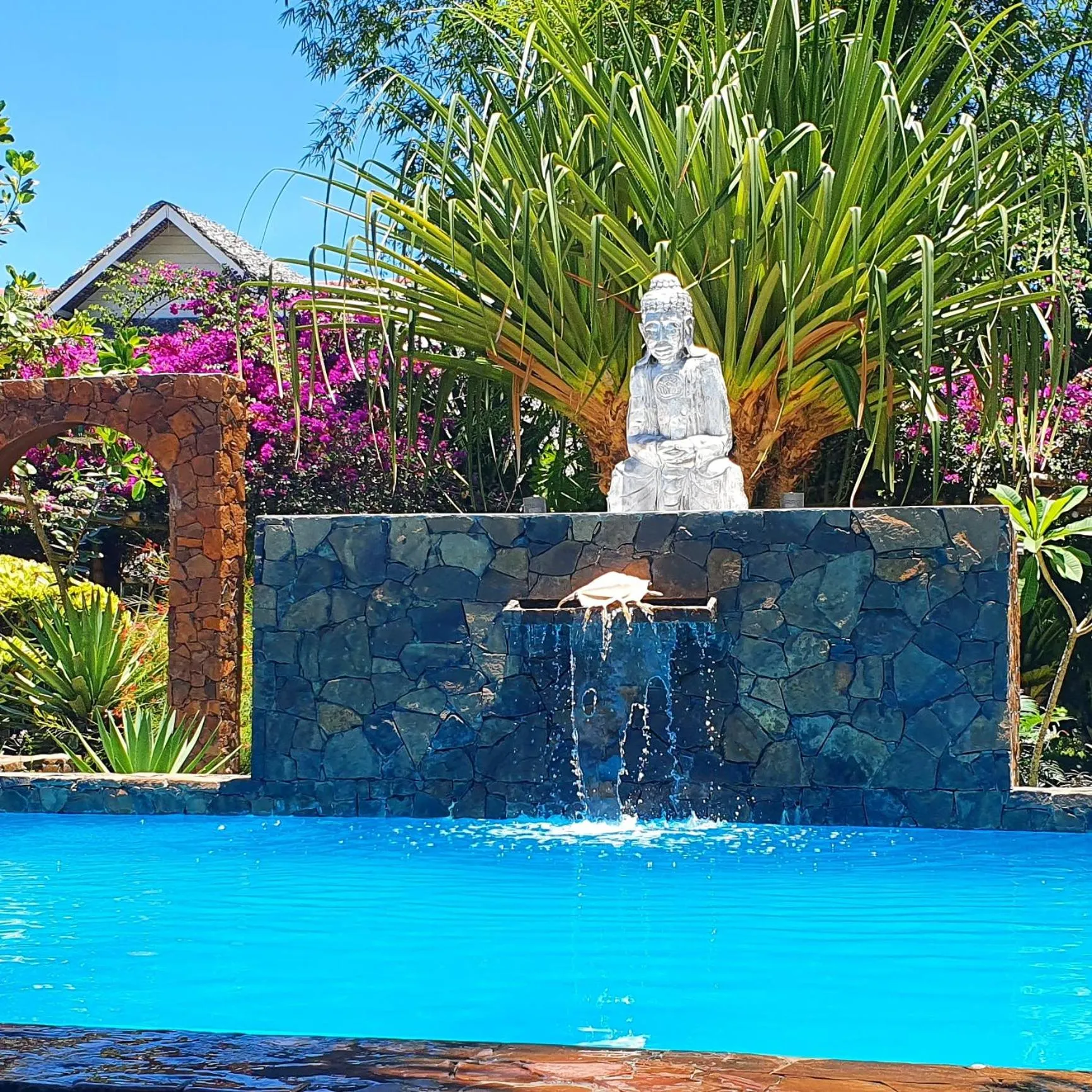 Swimming pool in Hotel ECOLODGE LE RAVORAHA