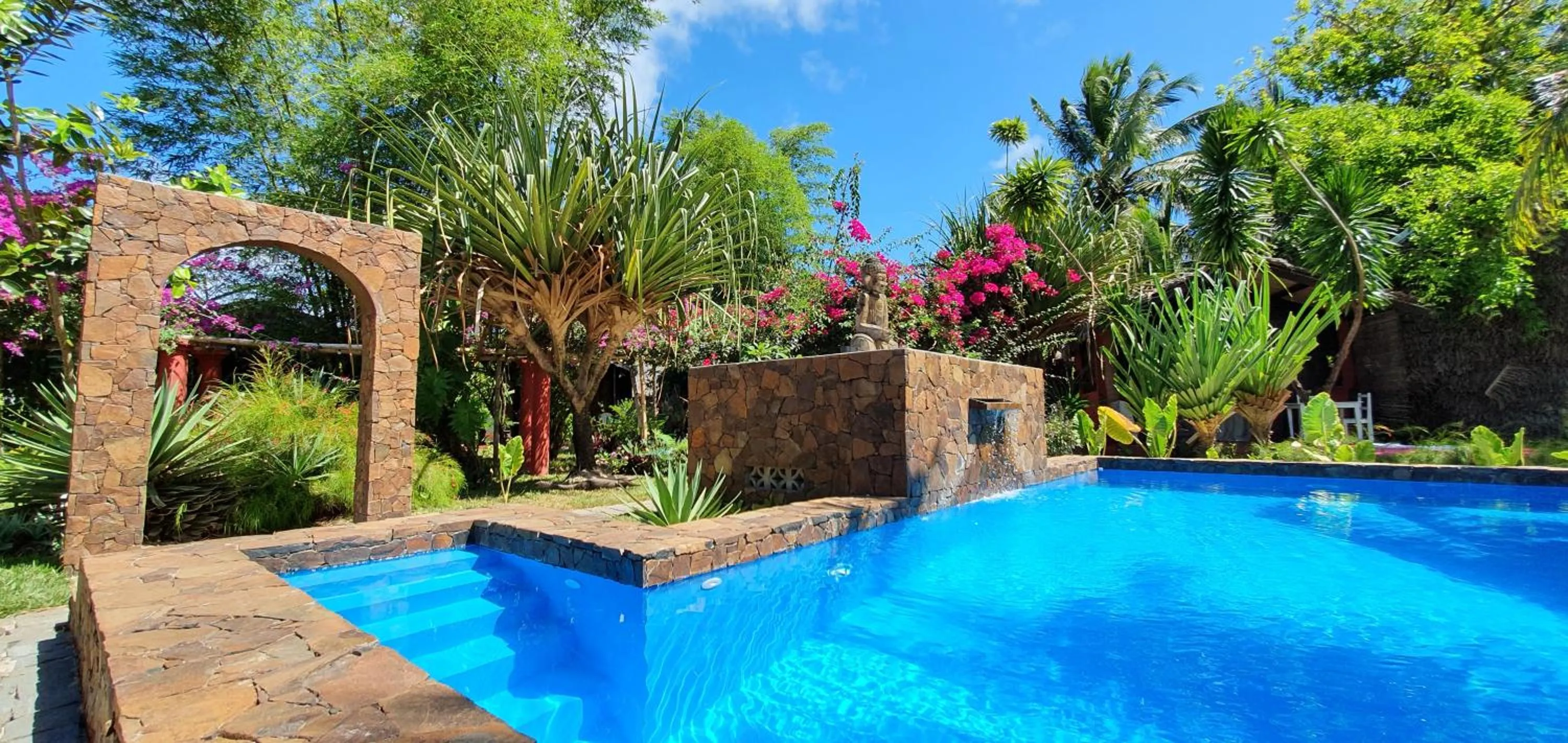 Swimming pool in Hotel ECOLODGE LE RAVORAHA
