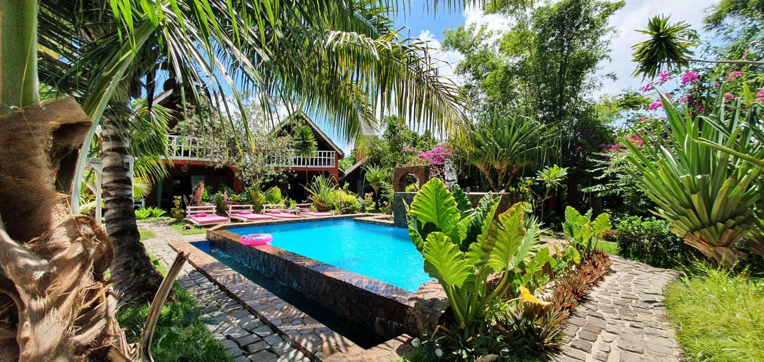 Swimming pool in Hotel ECOLODGE LE RAVORAHA