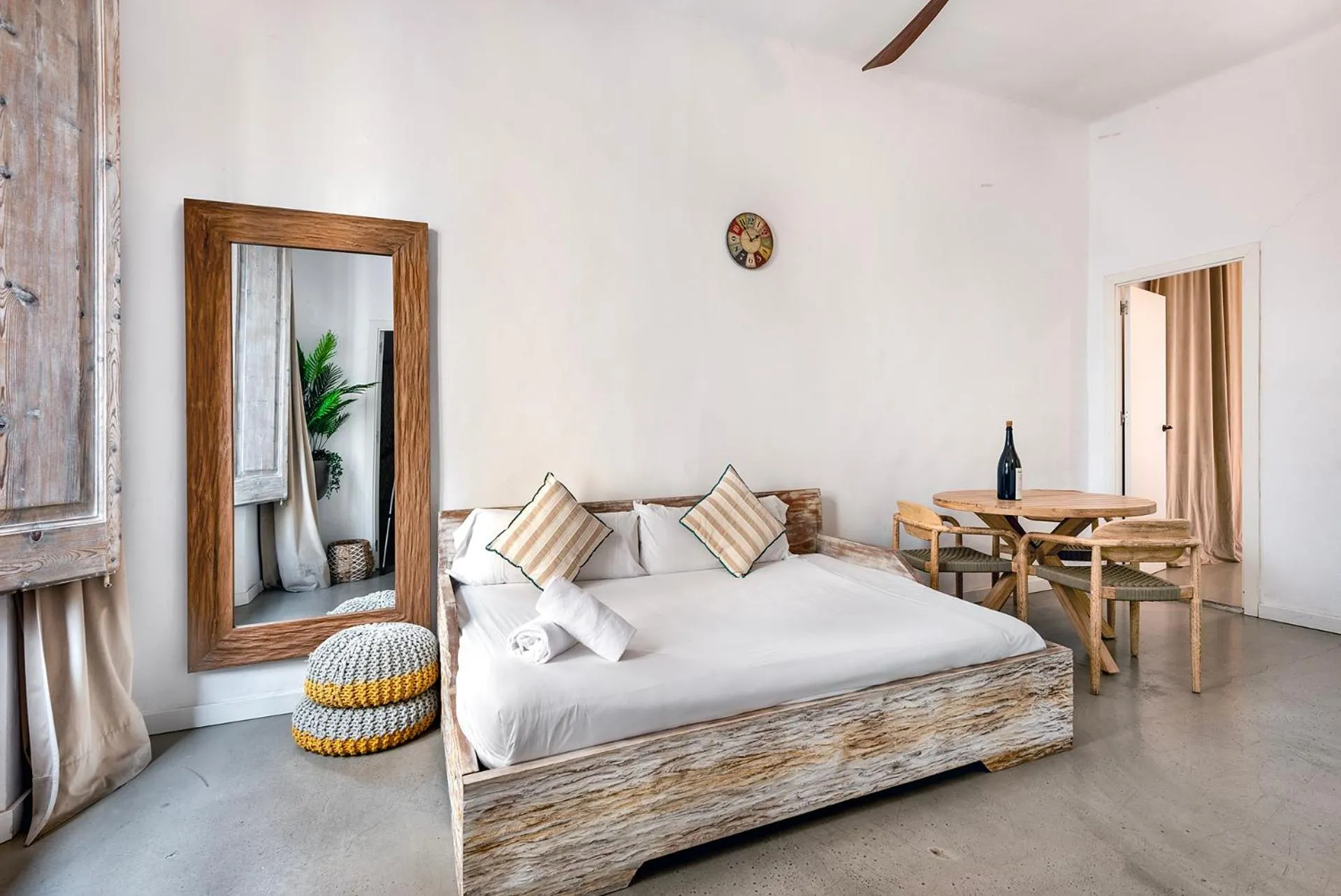 Dining area, Bed in La Guarida Suites