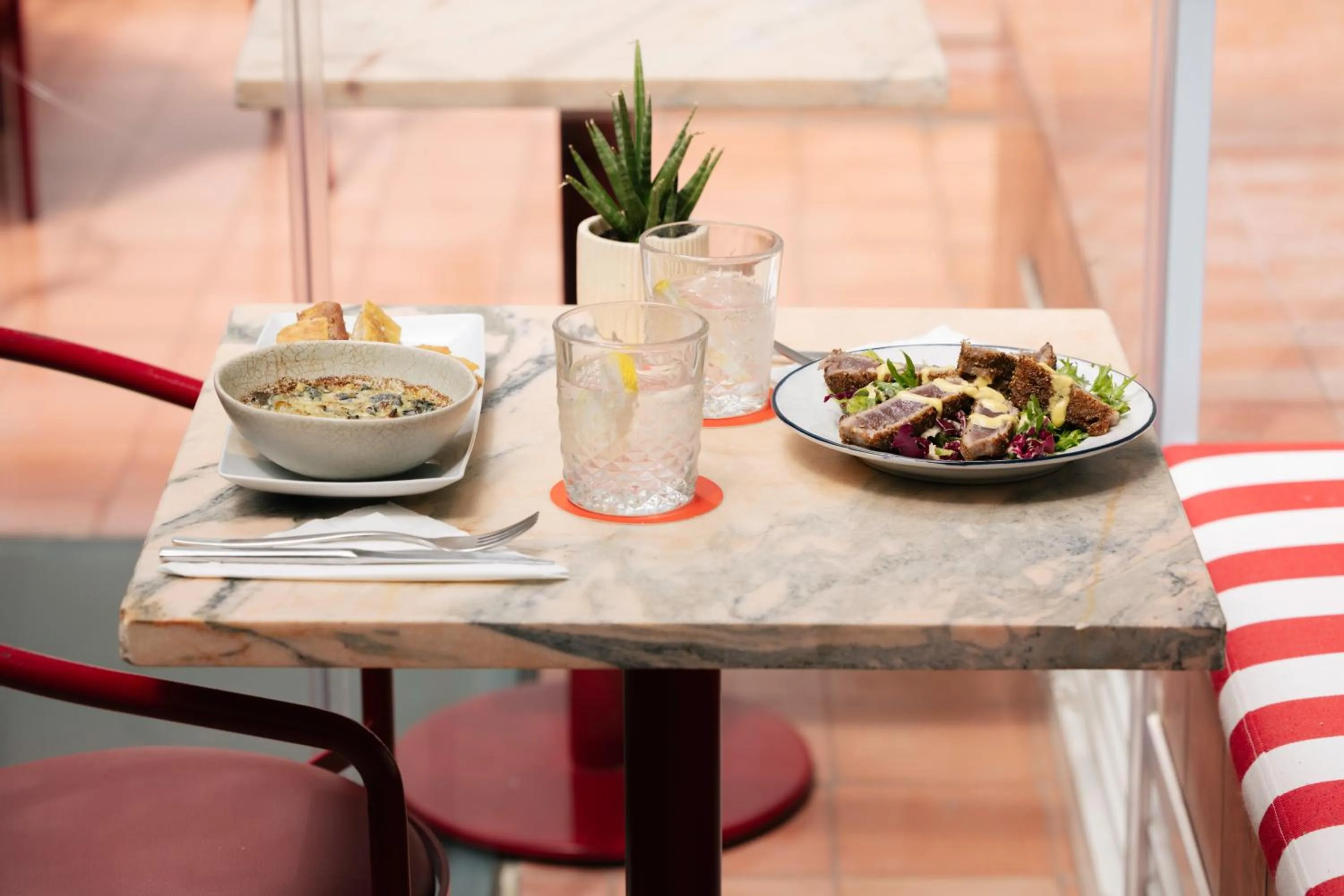 Food and drinks in Esqina Cosmopolitan Lodge