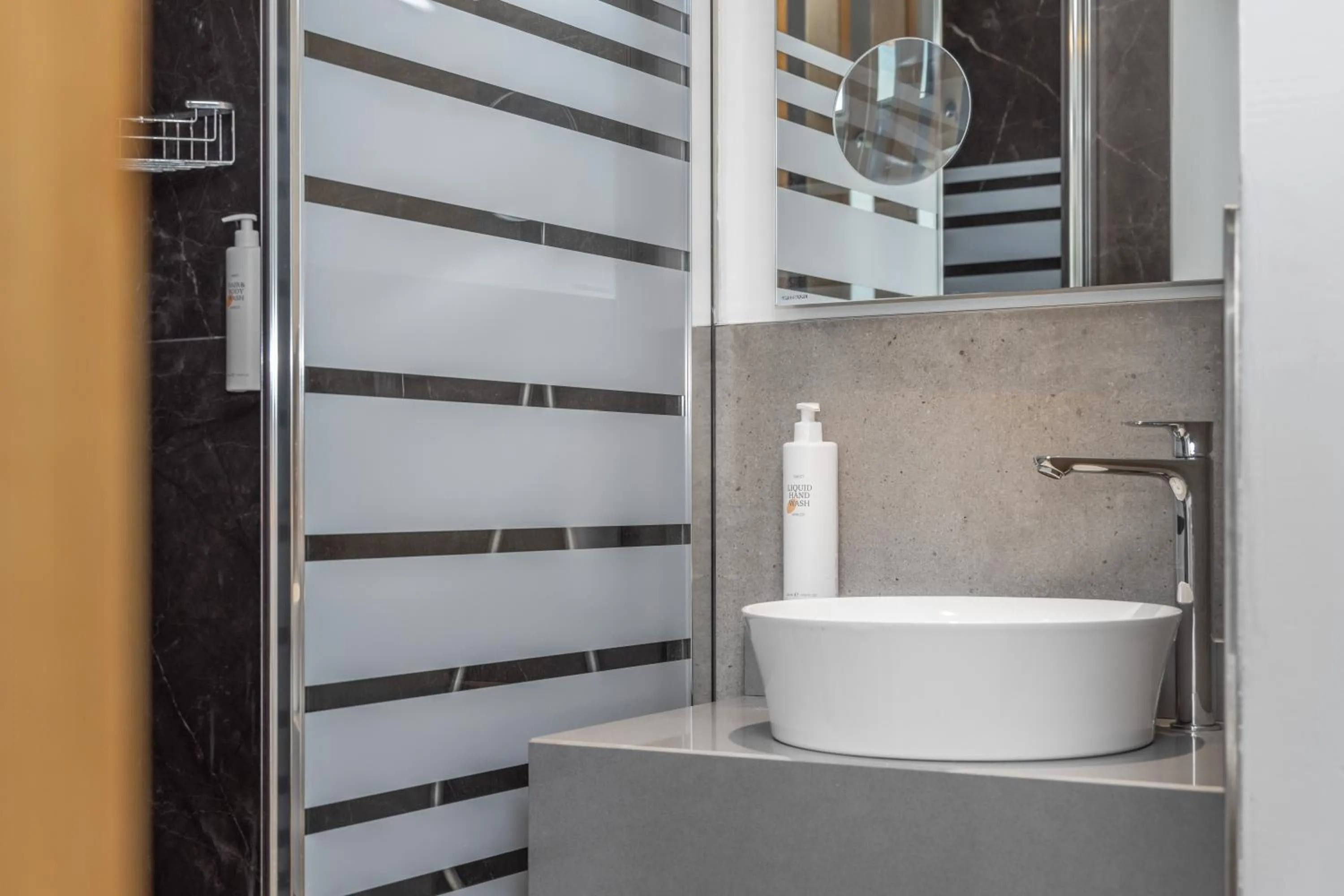 Bathroom in Garda Suite Hotel - Tonelli Hotels