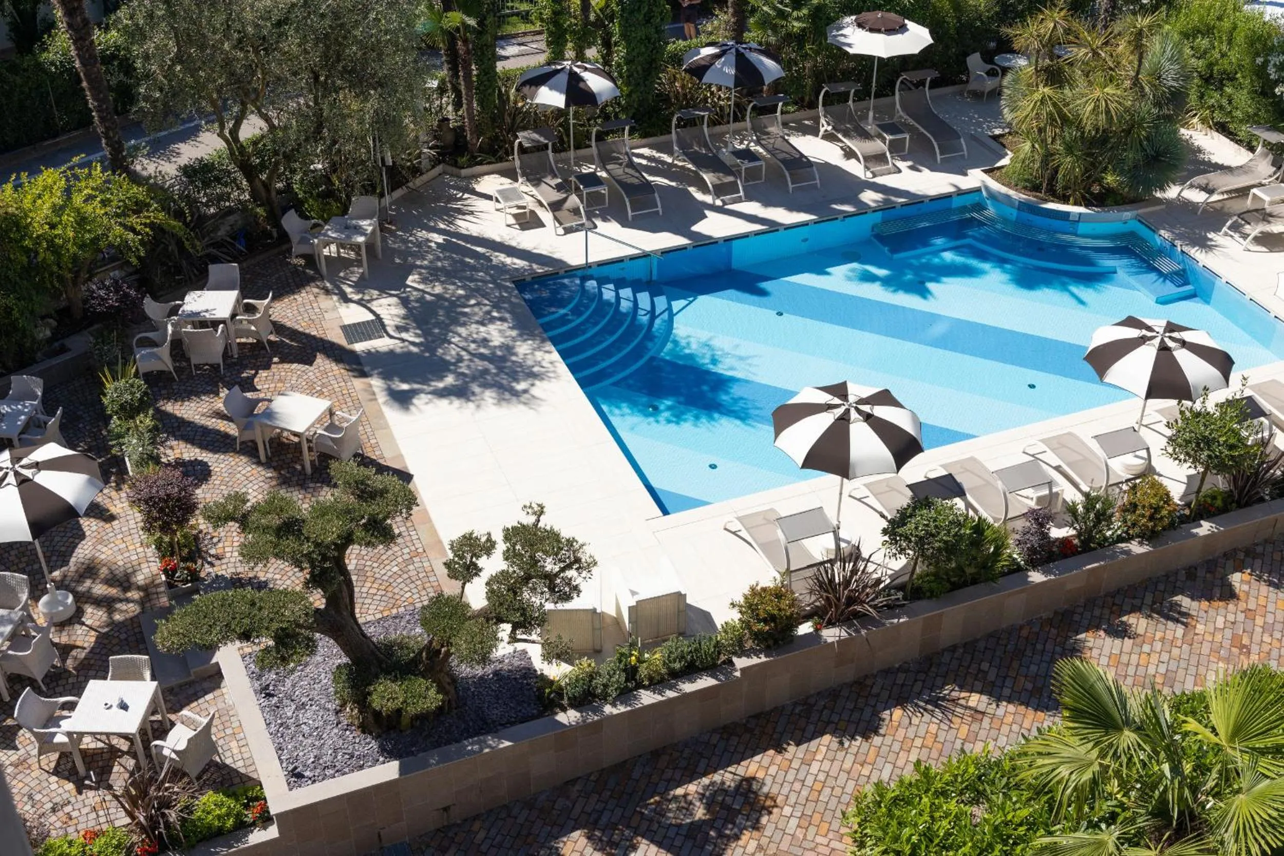 Swimming pool in Garda Suite Hotel - Tonelli Hotels
