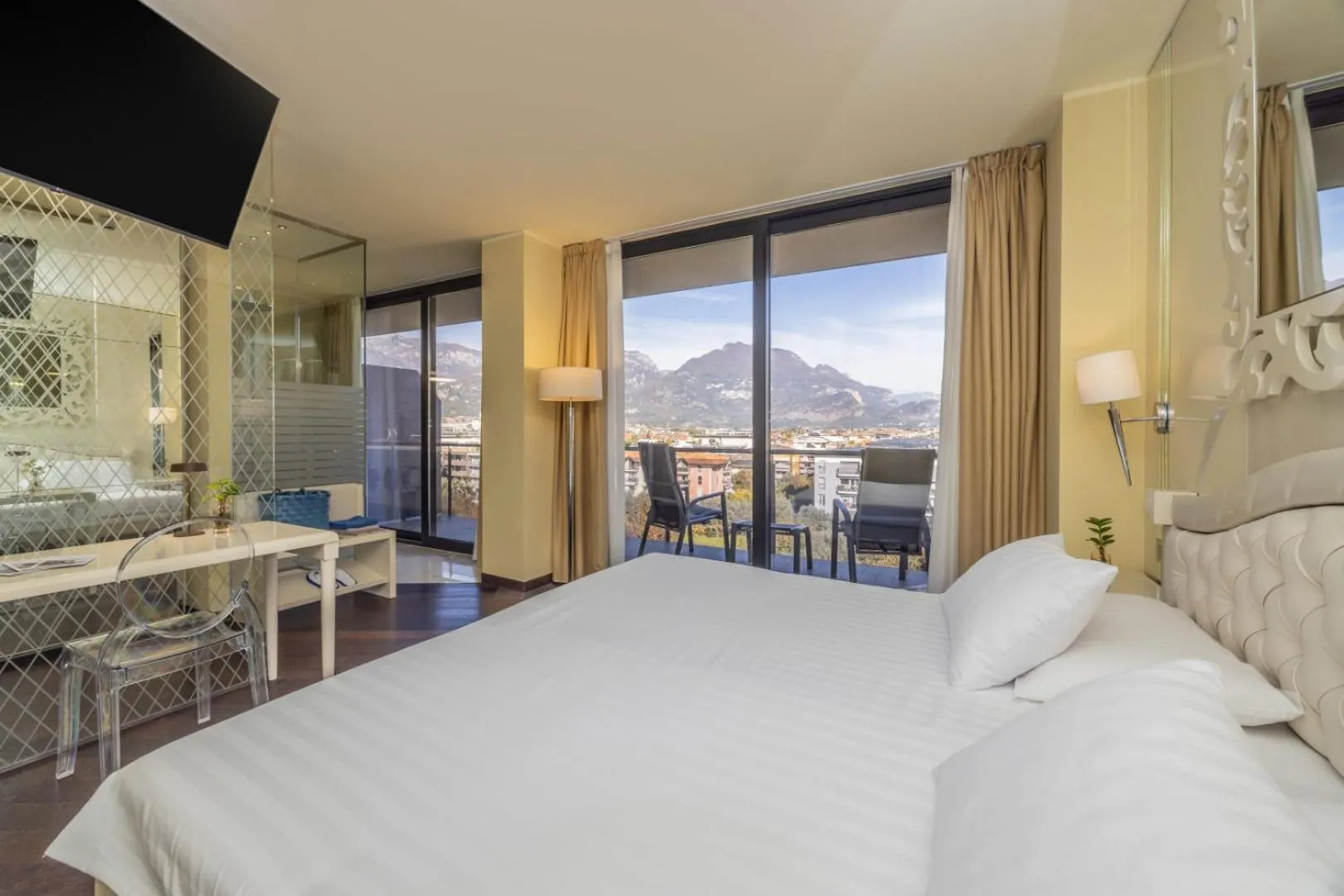 Bedroom, Bed in Garda Suite Hotel - Tonelli Hotels