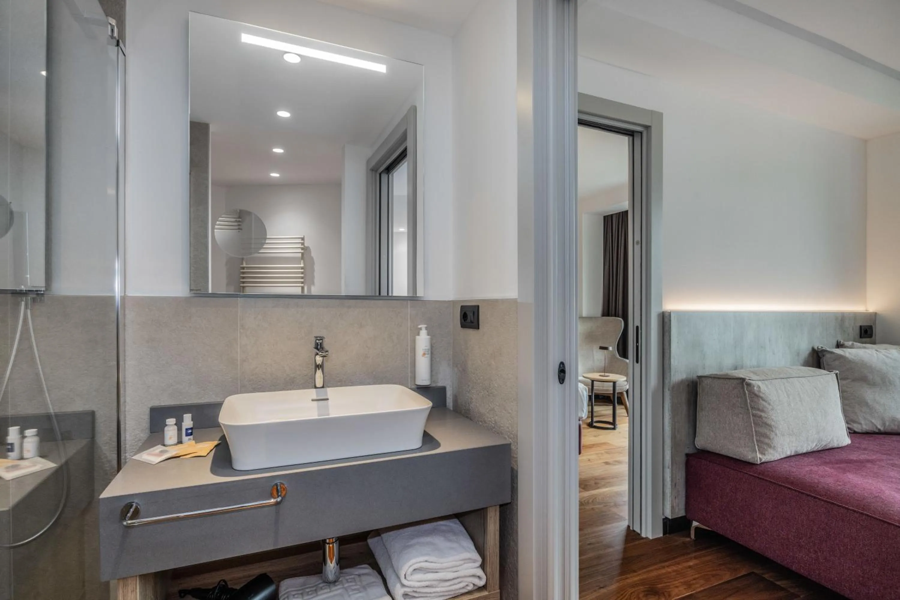 Bathroom, Bed in Garda Suite Hotel - Tonelli Hotels