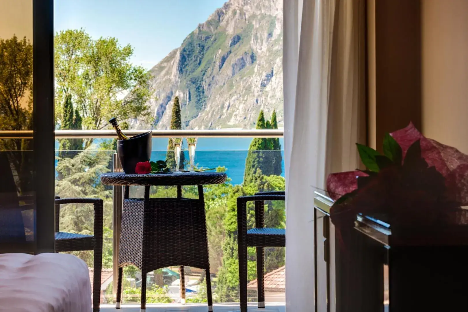 Standard Double Room with Lake View and Balcony in Garda Suite Hotel - Tonelli Hotels Standard Double Room with Lake View and Balcony in Garda Suite Hotel - Tonelli Hotels