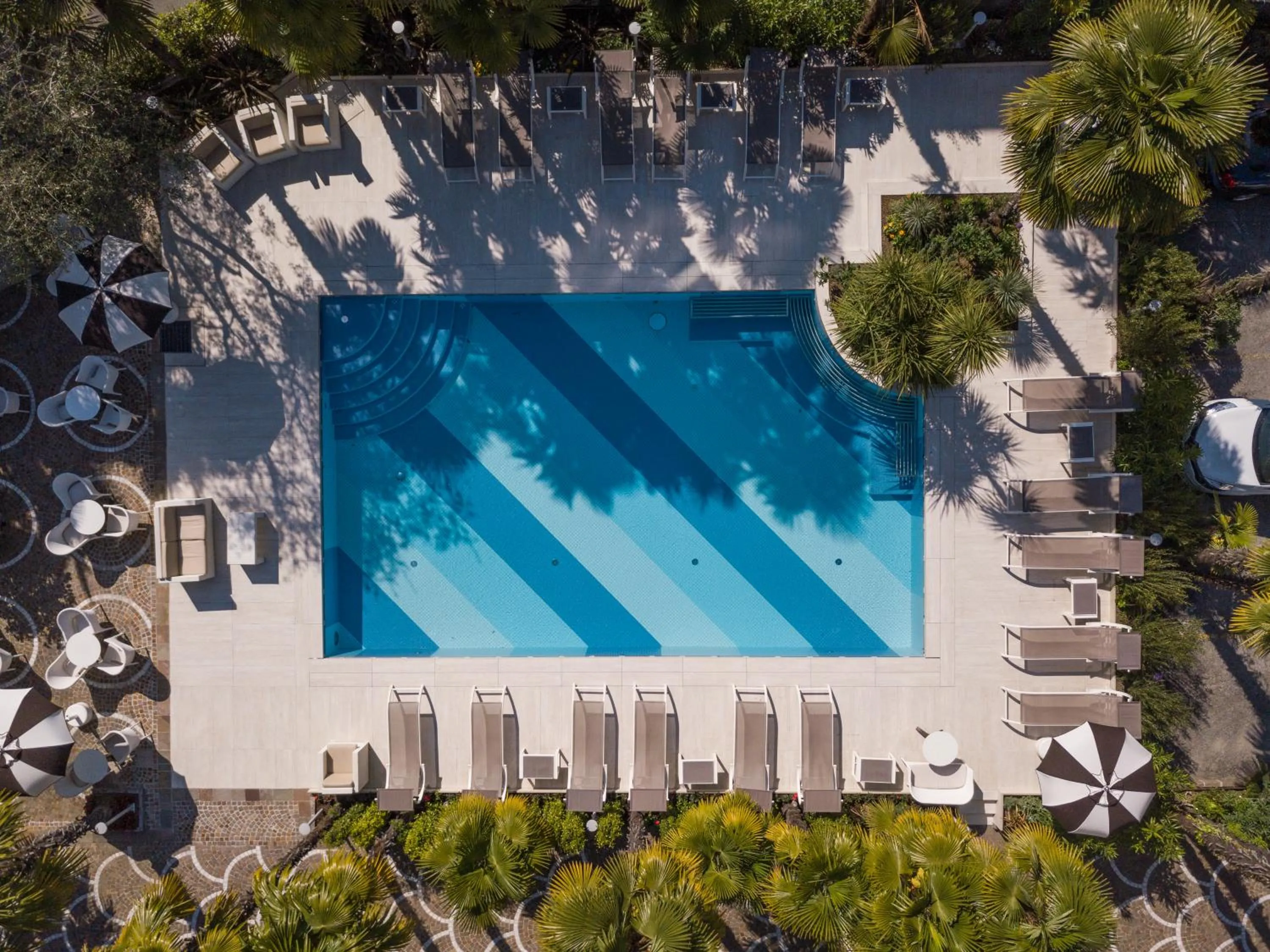Swimming pool in Garda Suite Hotel - Tonelli Hotels