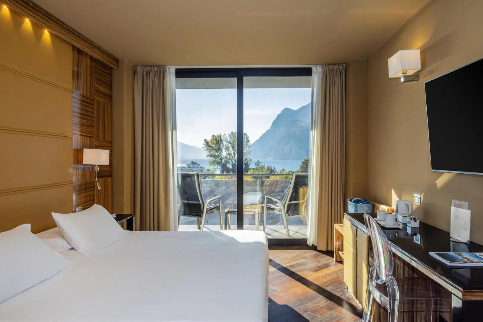 Bedroom, Bed in Garda Suite Hotel - Tonelli Hotels