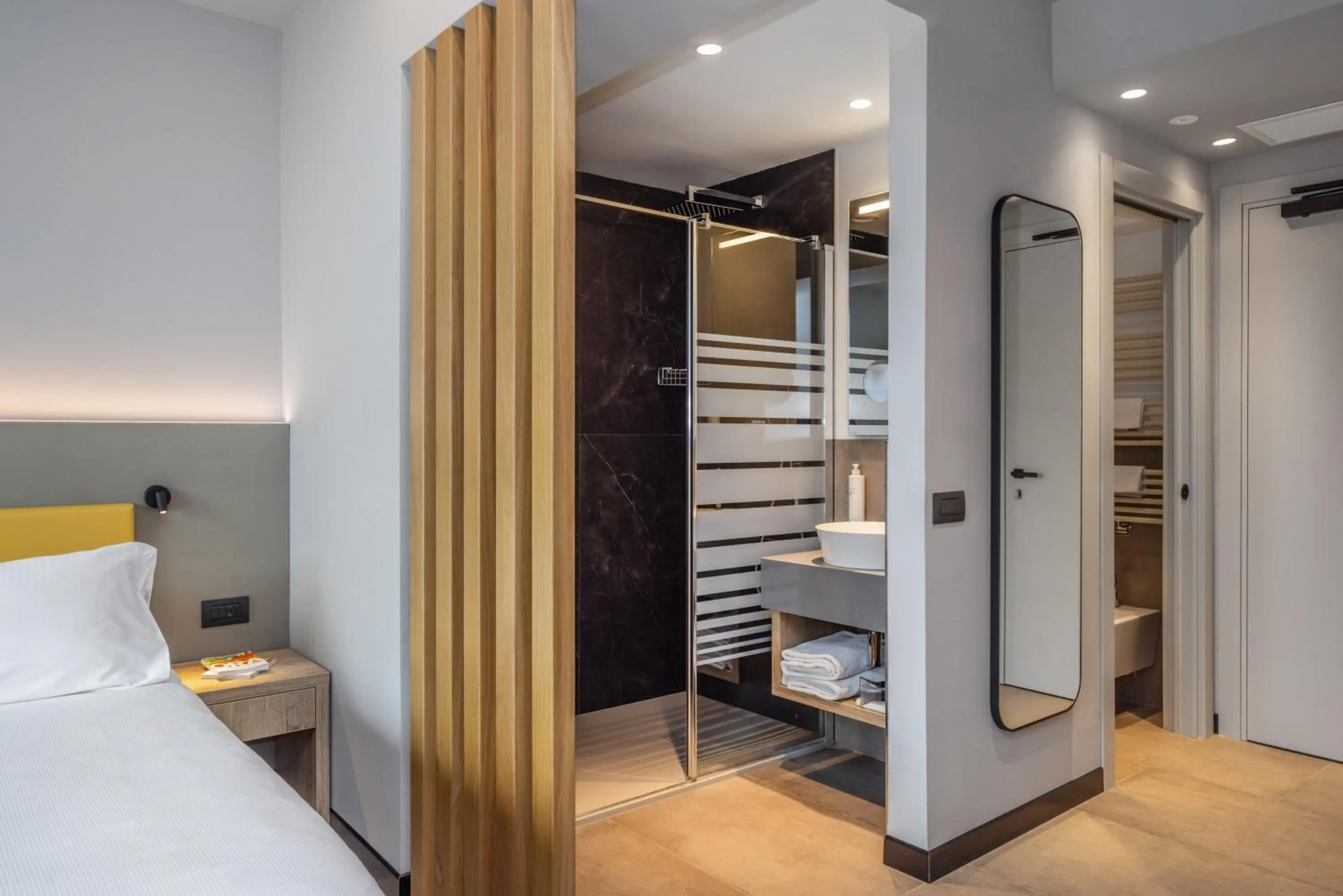 Bathroom, Bed in Garda Suite Hotel - Tonelli Hotels