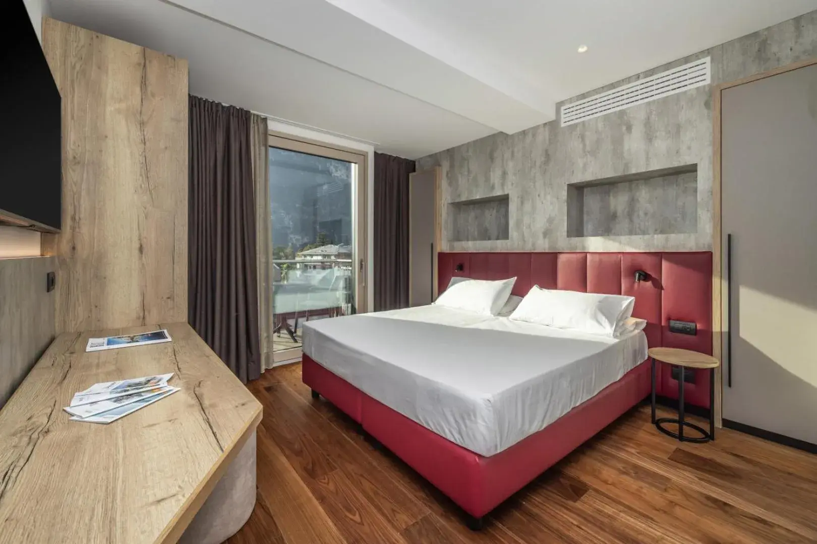 Suite with Lake View and Balcony in Garda Suite Hotel - Tonelli Hotels Suite with Lake View and Balcony in Garda Suite Hotel - Tonelli Hotels