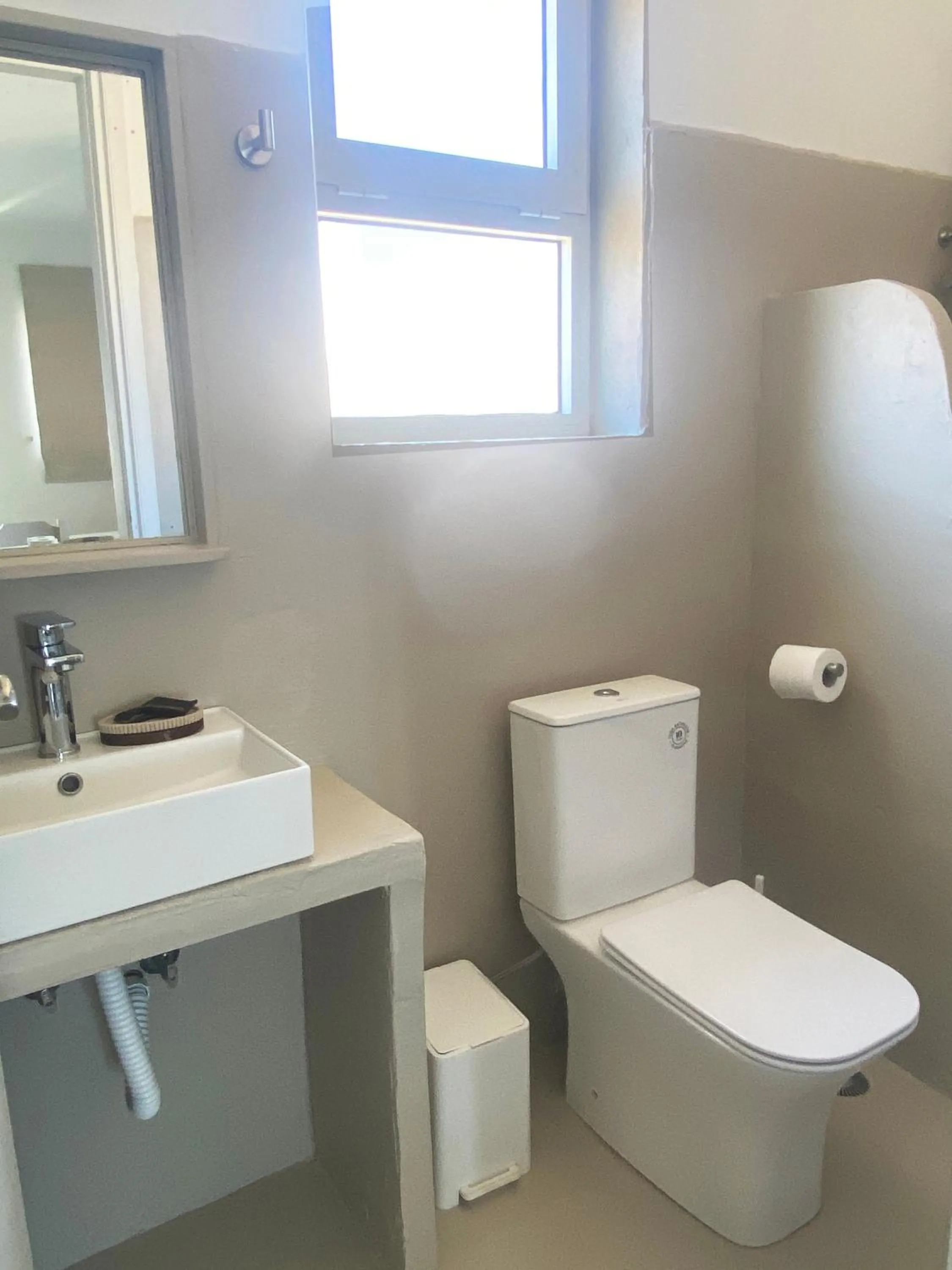 Toilet in Agnadi Syros Beachfront Studios & Rooms
