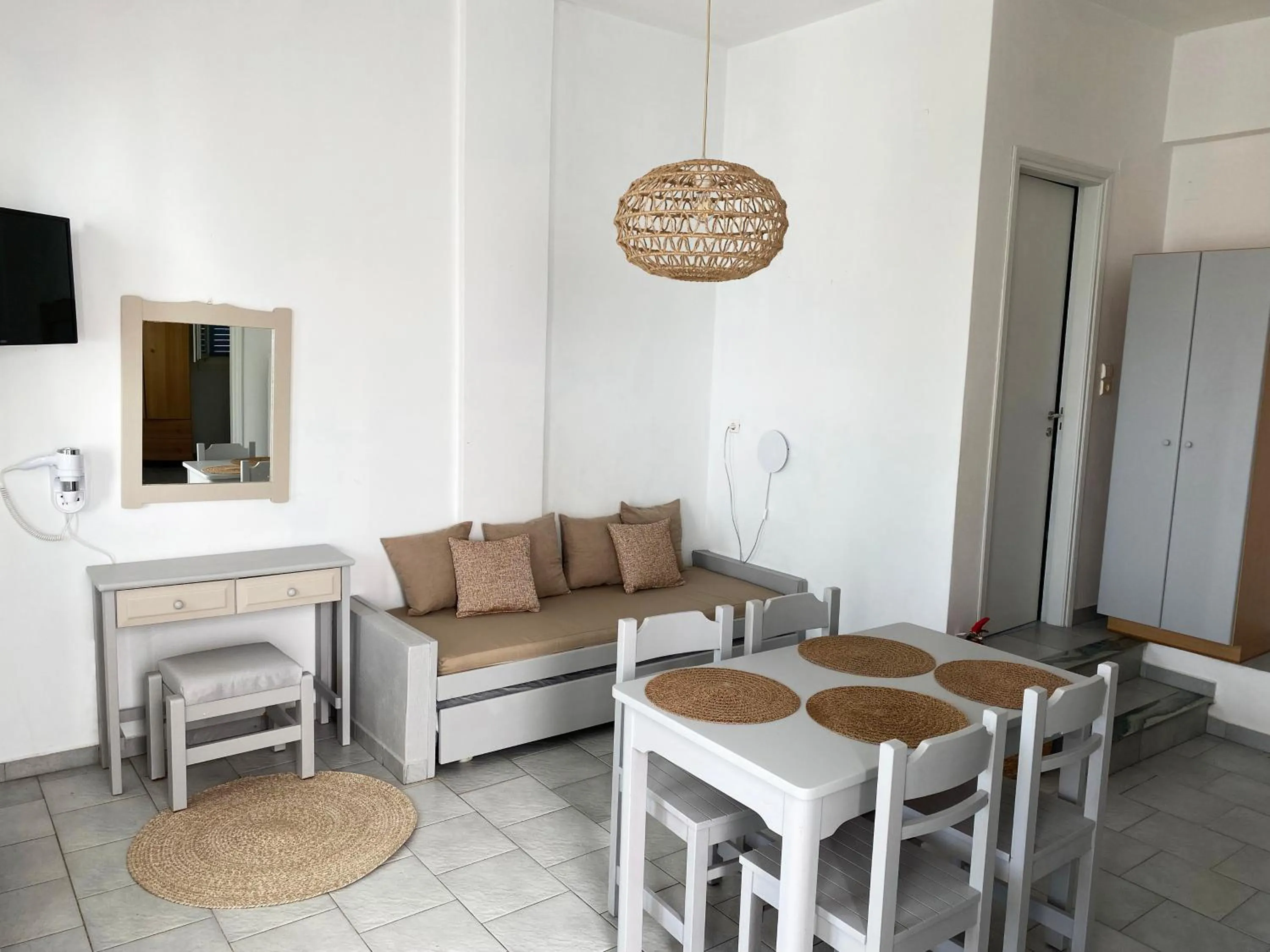 TV and multimedia in Agnadi Syros Beachfront Studios & Rooms