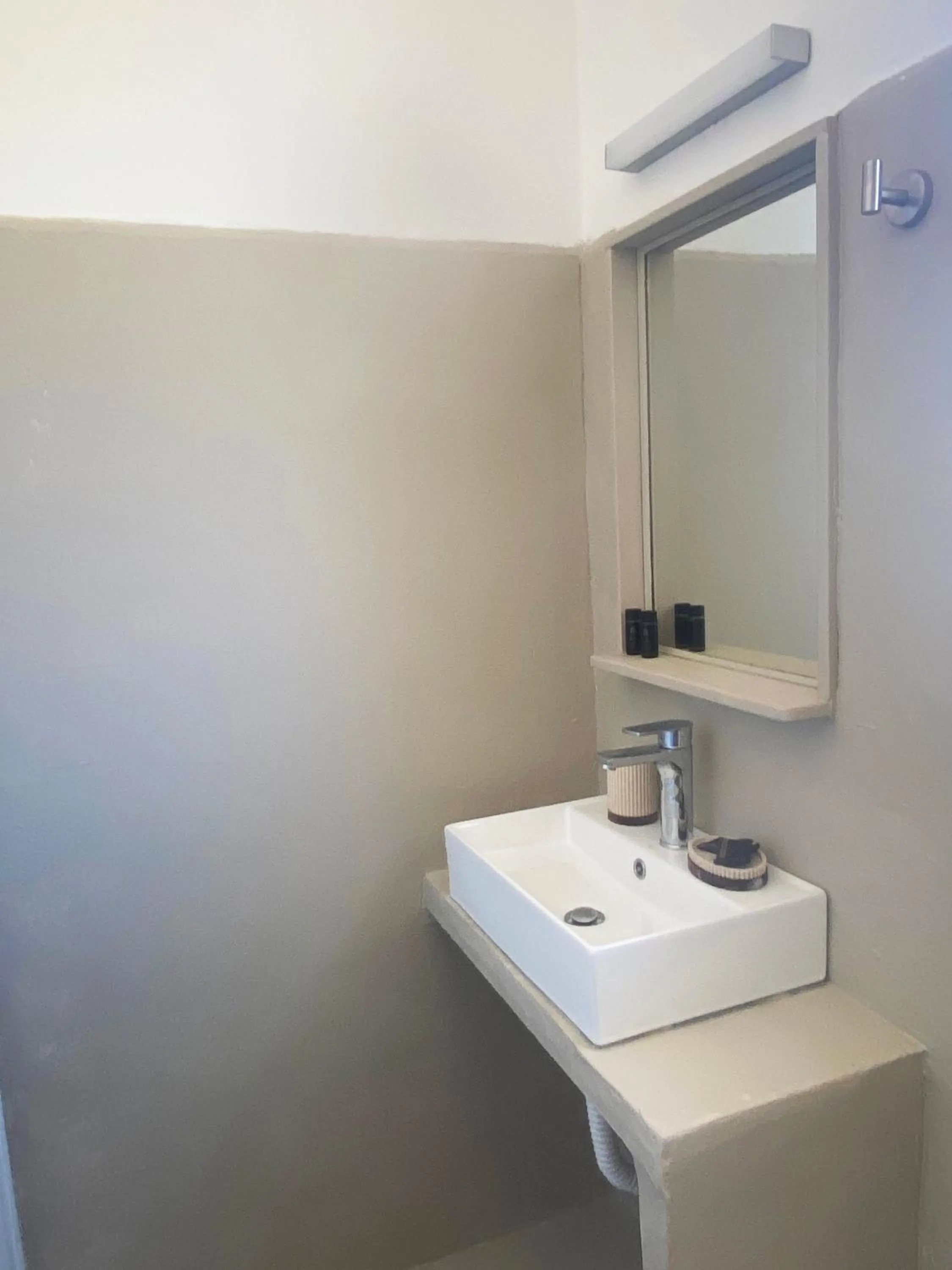 Toilet in Agnadi Syros Beachfront Studios & Rooms