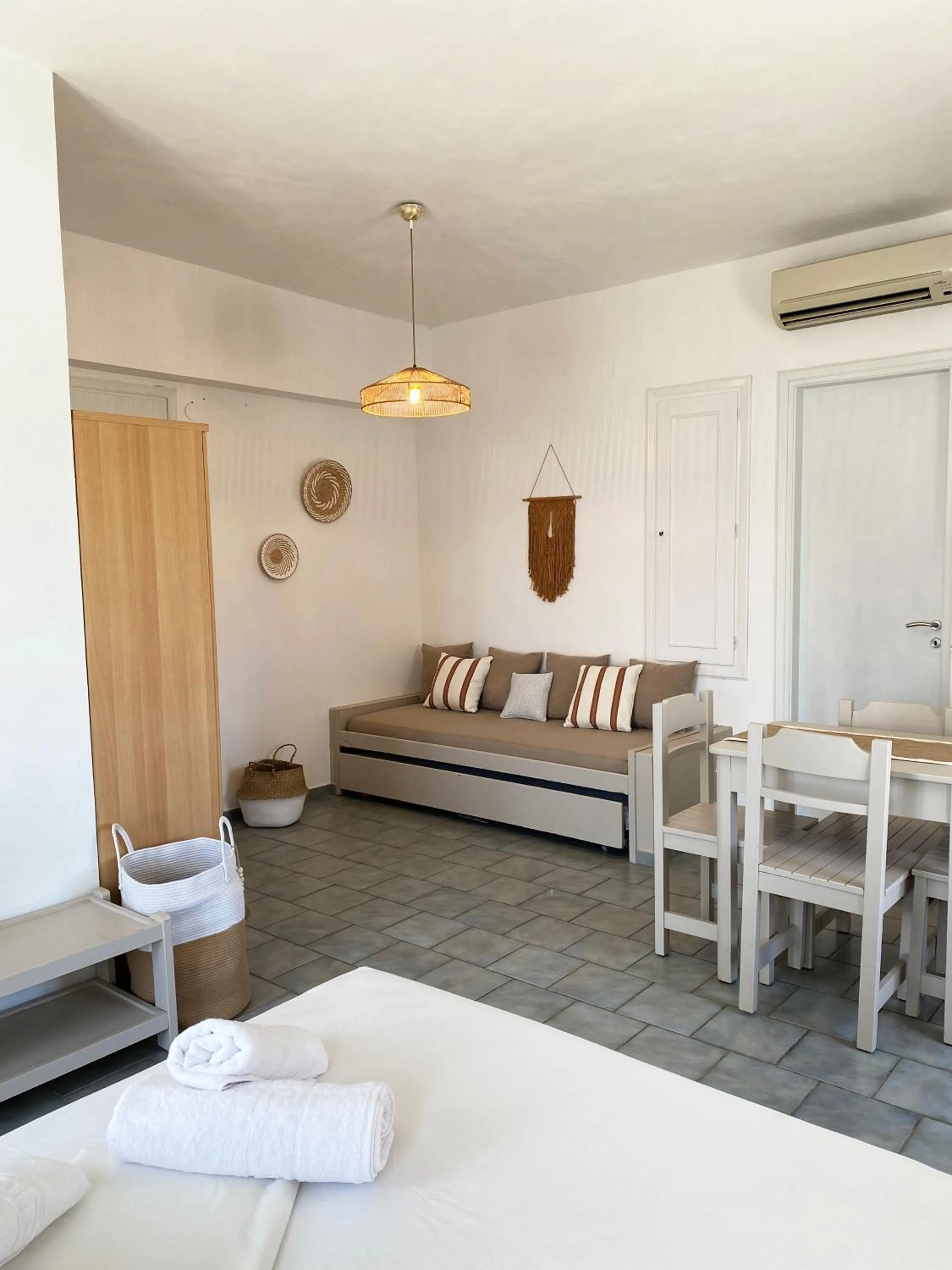 Living room, Bed in Agnadi Syros Beachfront Studios & Rooms