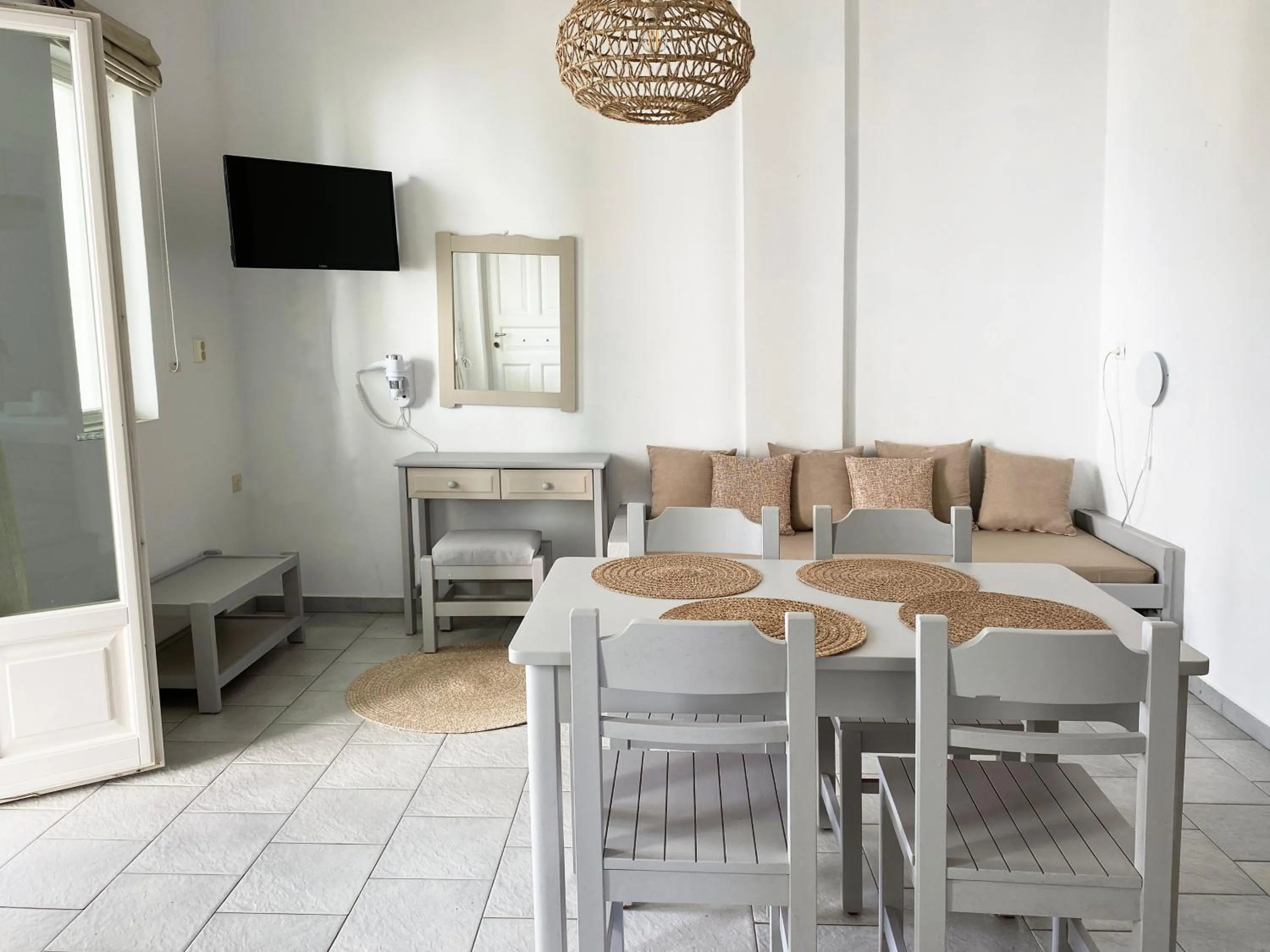 TV and multimedia in Agnadi Syros Beachfront Studios & Rooms