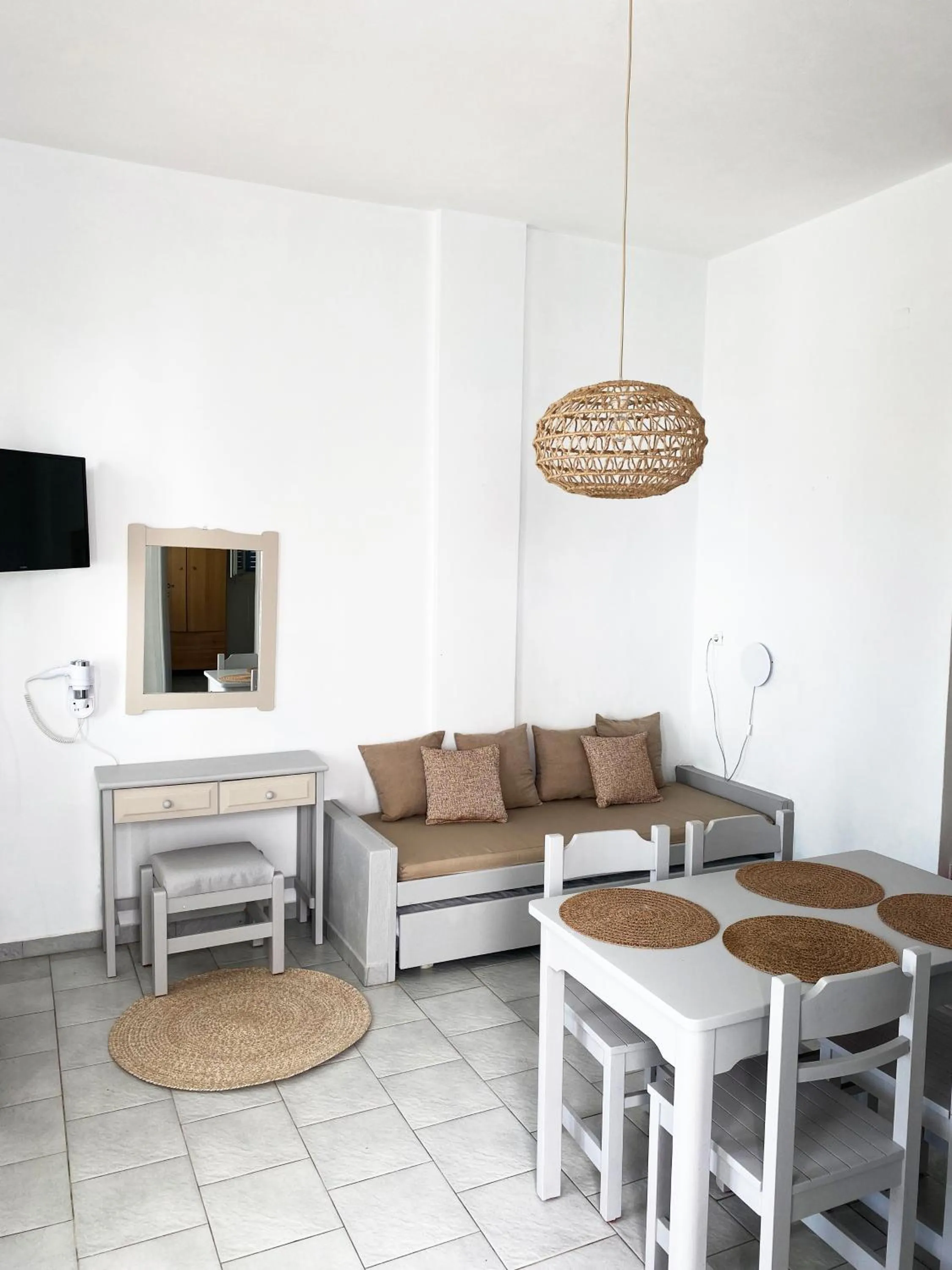 Communal lounge/ TV room in Agnadi Syros Beachfront Studios & Rooms