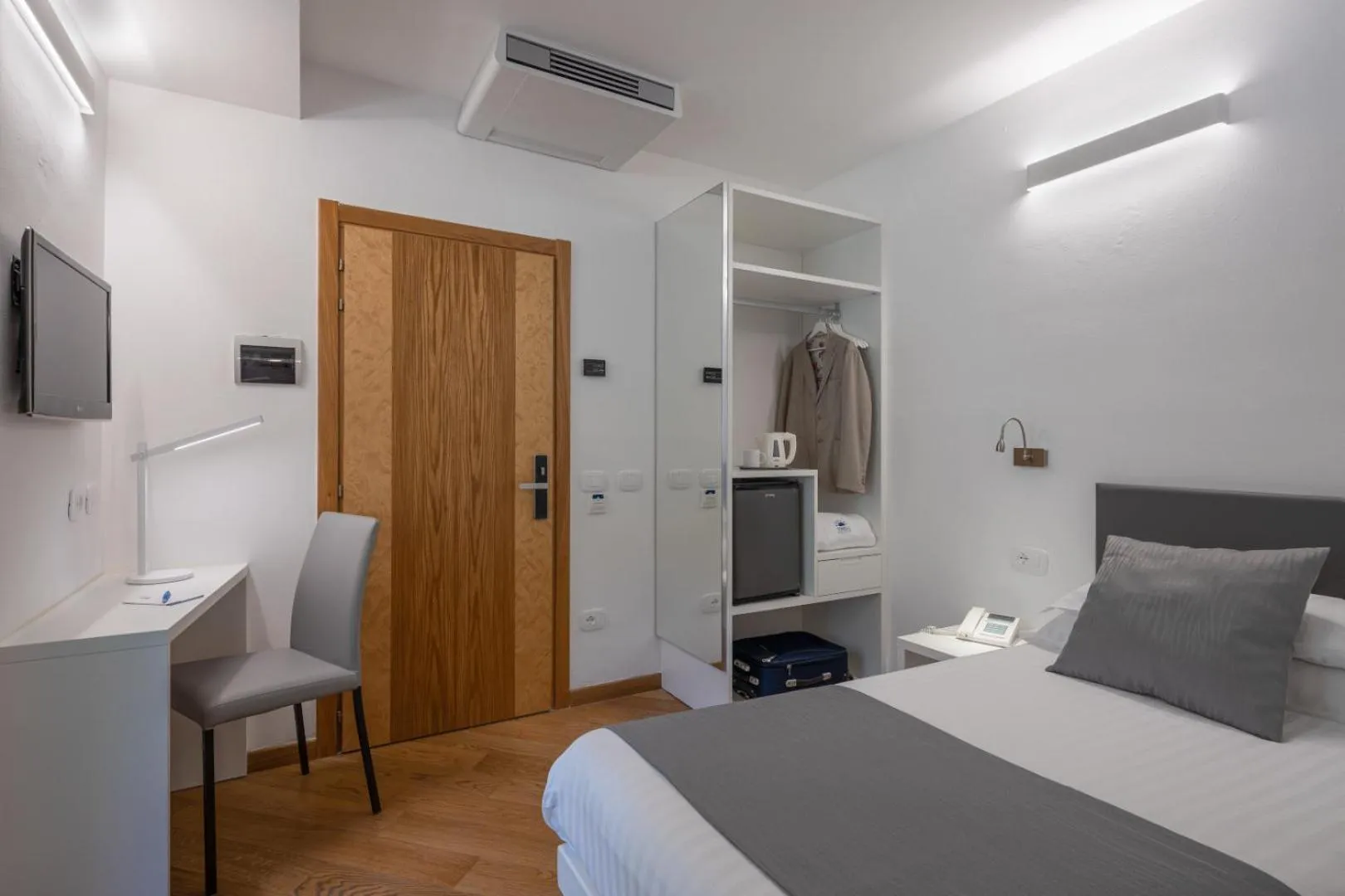 Bedroom, Bed in Hotel Continental - Tonelli Hotels