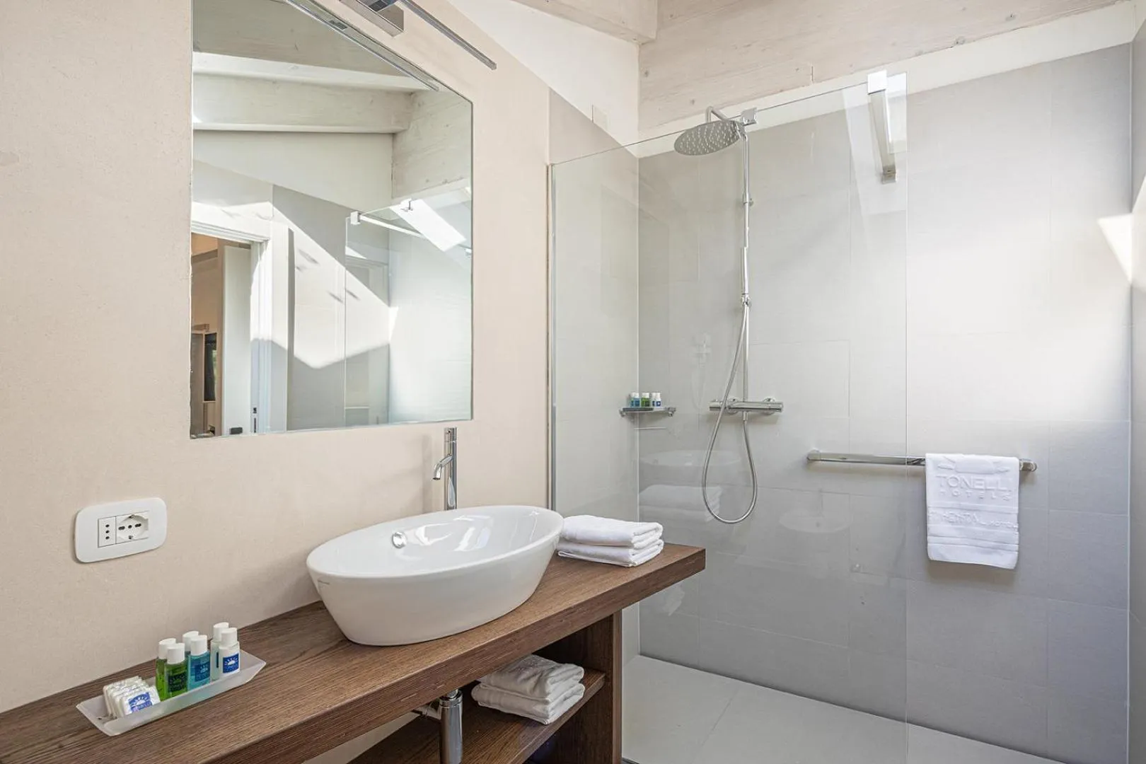 Shower in Hotel Continental - Tonelli Hotels