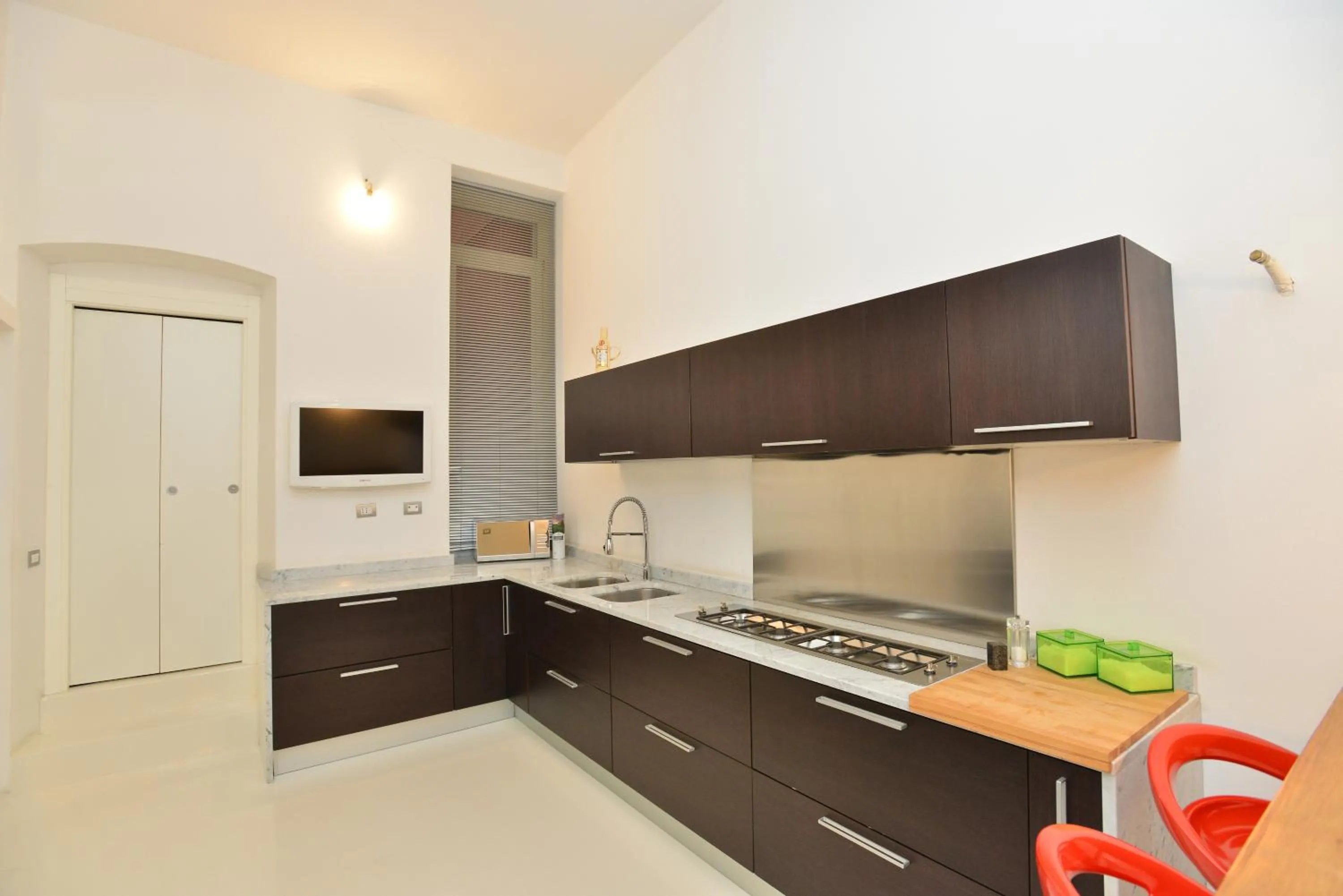 Kitchen or kitchenette in IzzHome Dsign