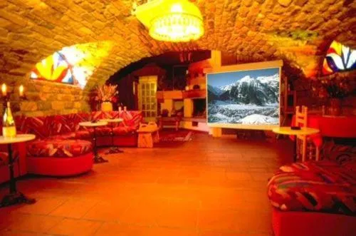 Communal lounge/ TV room in Eco Wellness Hotel Notre Maison