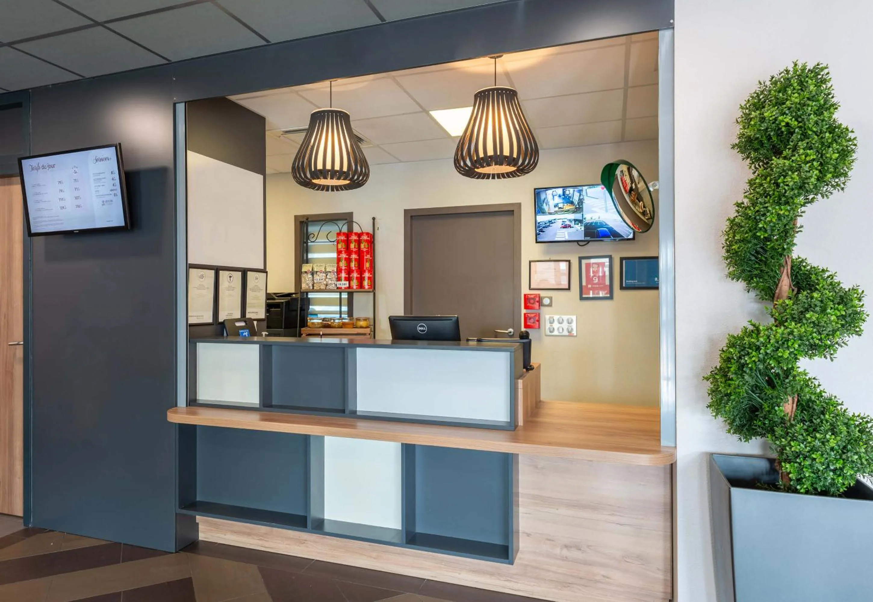 Lobby or reception in B&B HOTEL Montélimar Sud