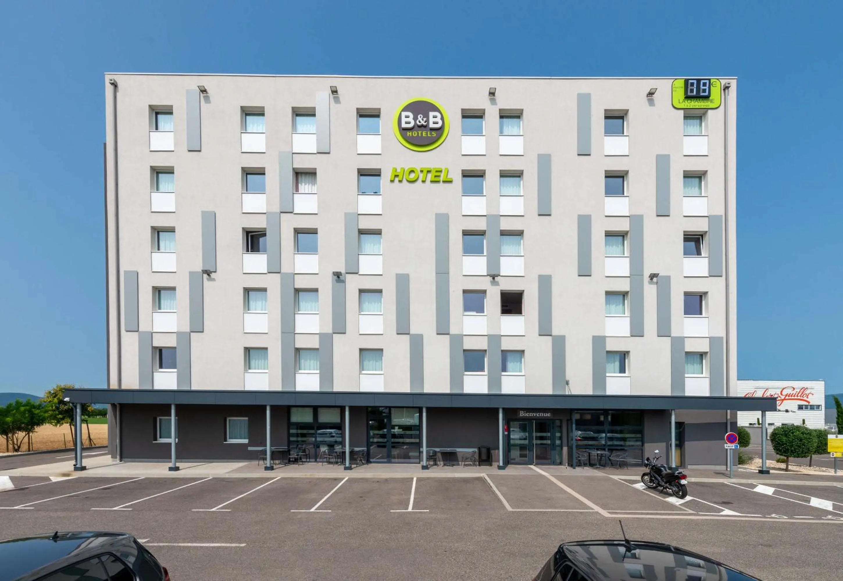 Property building in B&B HOTEL Montélimar Sud
